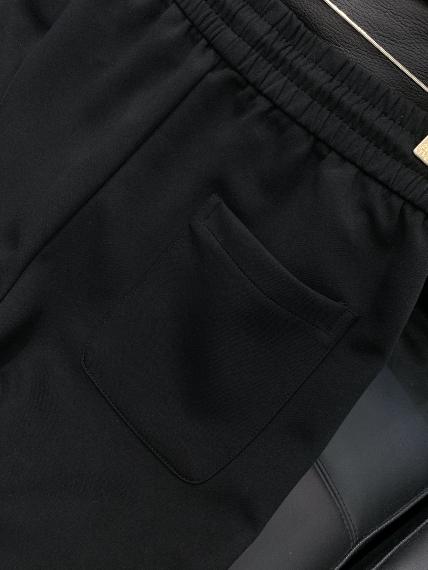 ，纪梵希黑色直筒休闲裤时尚系列，独特设计，抽绳休闲长裤 订纱开始订染和订纺。国内某大厂出口日本 和供应几