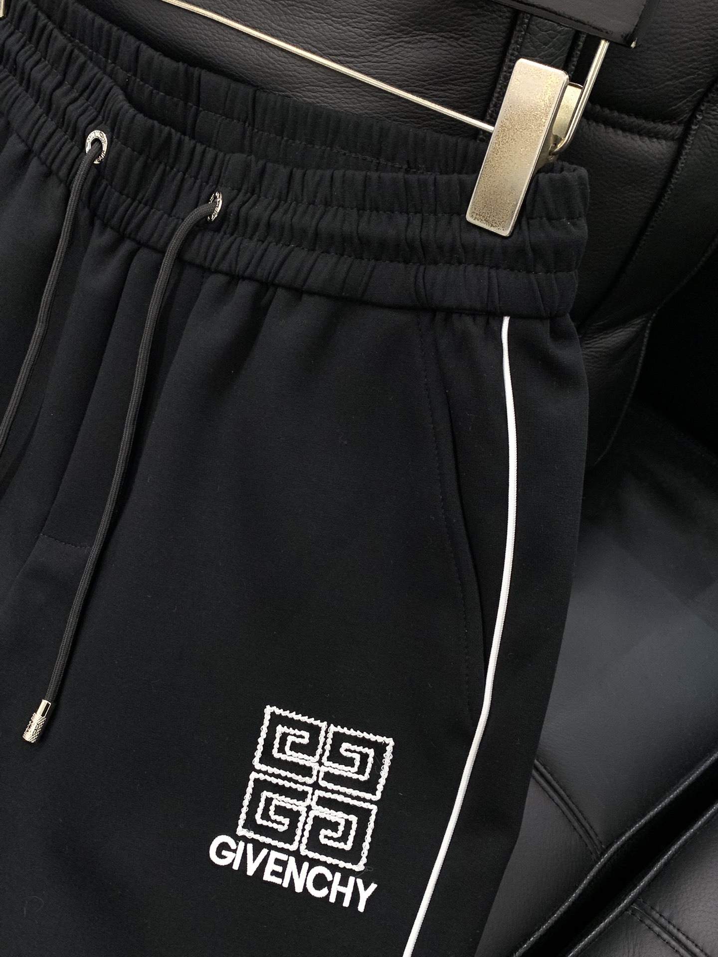 ，纪梵希黑色直筒休闲裤时尚系列，独特设计，抽绳休闲长裤 订纱开始订染和订纺。国内某大厂出口日本 和供应几