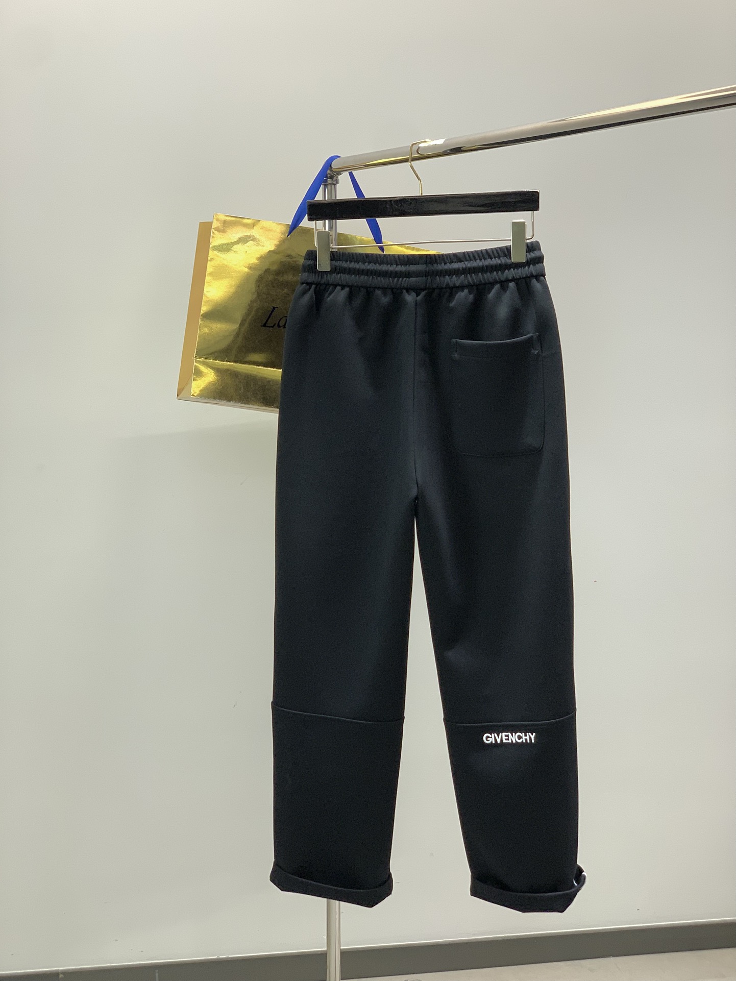 ，纪梵希黑色直筒休闲裤时尚系列，独特设计，抽绳休闲长裤 订纱开始订染和订纺。国内某大厂出口日本 和供应几