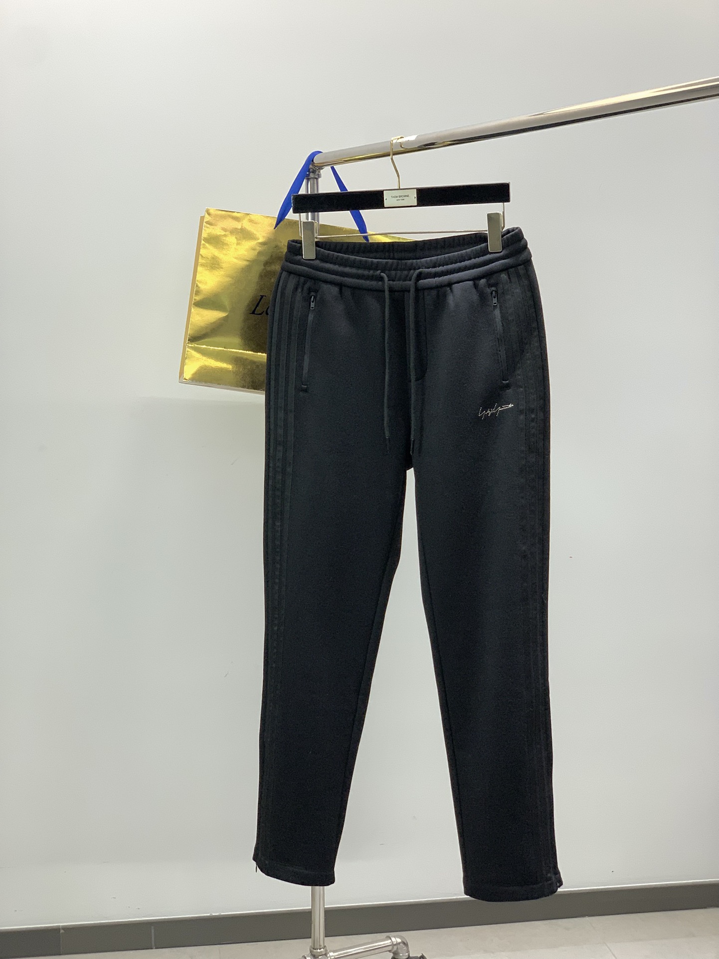 NO:656468,, Y3 drawstring casual trousers, fashion series, unique design, drawstring casual trousers, yarn dyeing and spinning began. A major domestic factory exports to Japan and supplies fabrics of several top brands. It feels soft and waxy, quite wide and stylish, solving the problem of discoloration after washing. The pants are neat and elegant, size M-3XL. ML XL2XL 3XL Waist 76 79 82  8588 Hips 100104 108 112116 Pants length 104105106107108,,alexander wang19860909,Y3 抽绳休闲裤 时尚系列,独特设计,抽绳休闲长裤 订纱开始订染和订纺. 国内某大厂出口日本 和供应几大顶级品牌的面料. 手感软糯 , 挺阔有型 , 解决 , 洗涤变色的问题. 裤型利落大气 , 尺码M-3XL. ML XL2XL 3XL 腰围76 79 82 8588 臀围100104 108 112116 裤长104105106107108,,alexander wang,Men's clothing