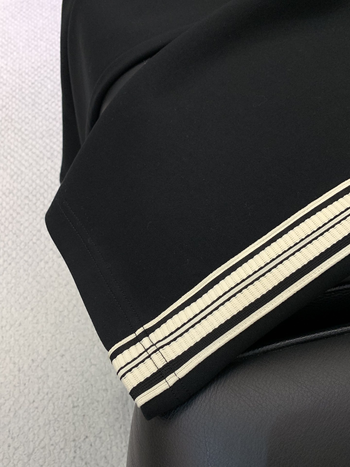 ，Gucci红色直筒休闲裤时尚系列，独特设计，抽绳休闲长裤 订纱开始订染和订纺。国内某大厂出口日本 和供