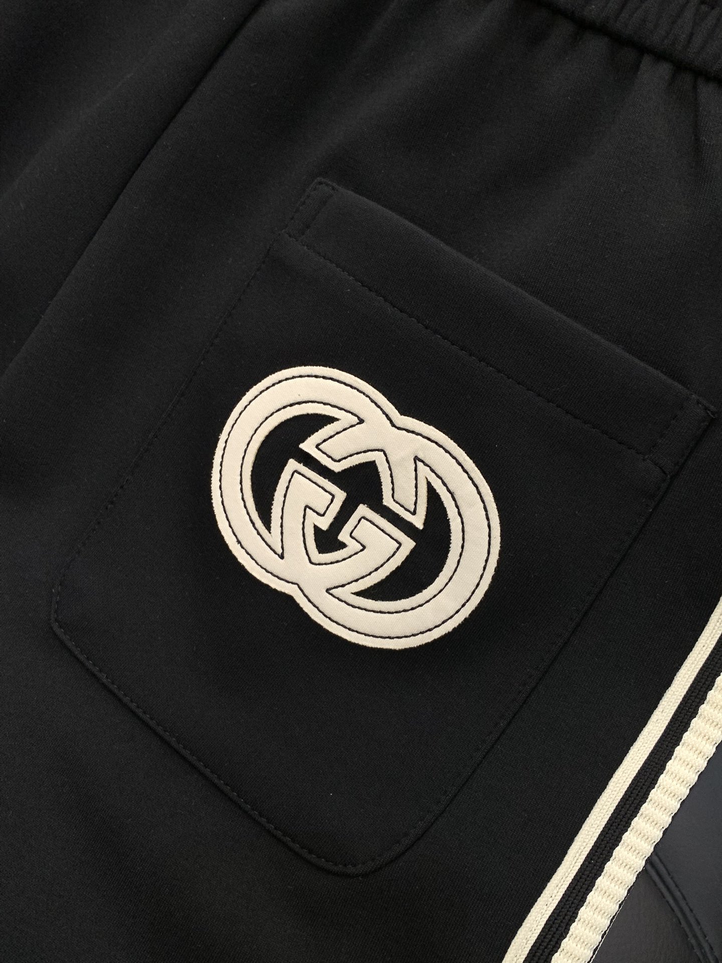 ，Gucci红色直筒休闲裤时尚系列，独特设计，抽绳休闲长裤 订纱开始订染和订纺。国内某大厂出口日本 和供