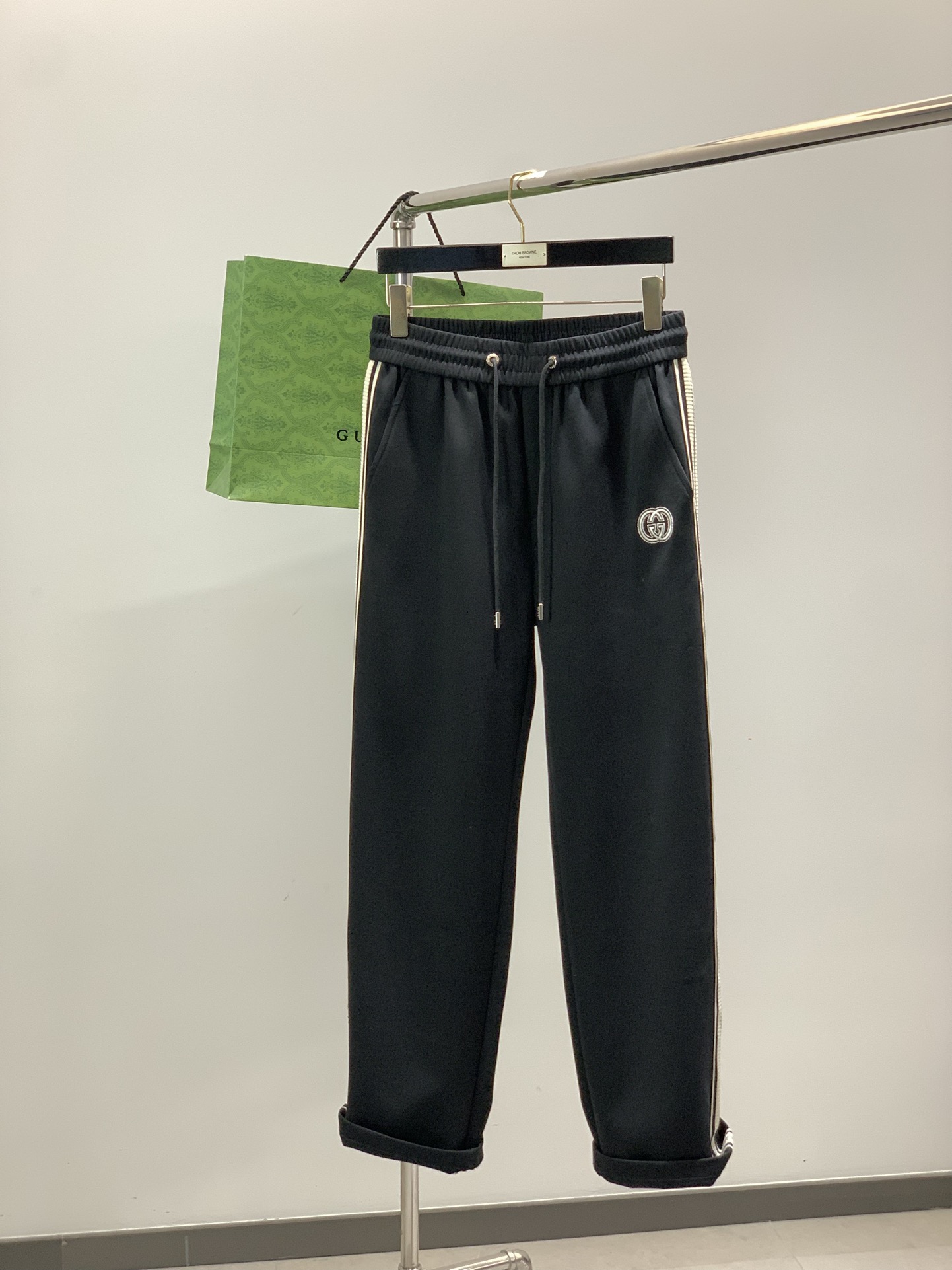 NO:656457,, Gucci red straight casual trousers, fashion series, unique design, drawstring casual trousers, yarn dyeing and spinning began. A major domestic factory exports to Japan and supplies fabrics from several top brands. It feels soft and waxy, quite wide and stylish, solving the problem of discoloration after washing. The pants are neat and elegant, size M-4XL,,gucci,alexander wang19860909,Gucci红色直筒休闲裤 时尚系列,独特设计,抽绳休闲长裤 订纱开始订染和订纺. 国内某大厂出口日本 和供应几大顶级品牌的面料. 手感软糯 , 挺阔有型 , 解决 , 洗涤变色的问题. 裤型利落大气 , 尺码M-4XL,,gucci,alexander wang,Men's clothing