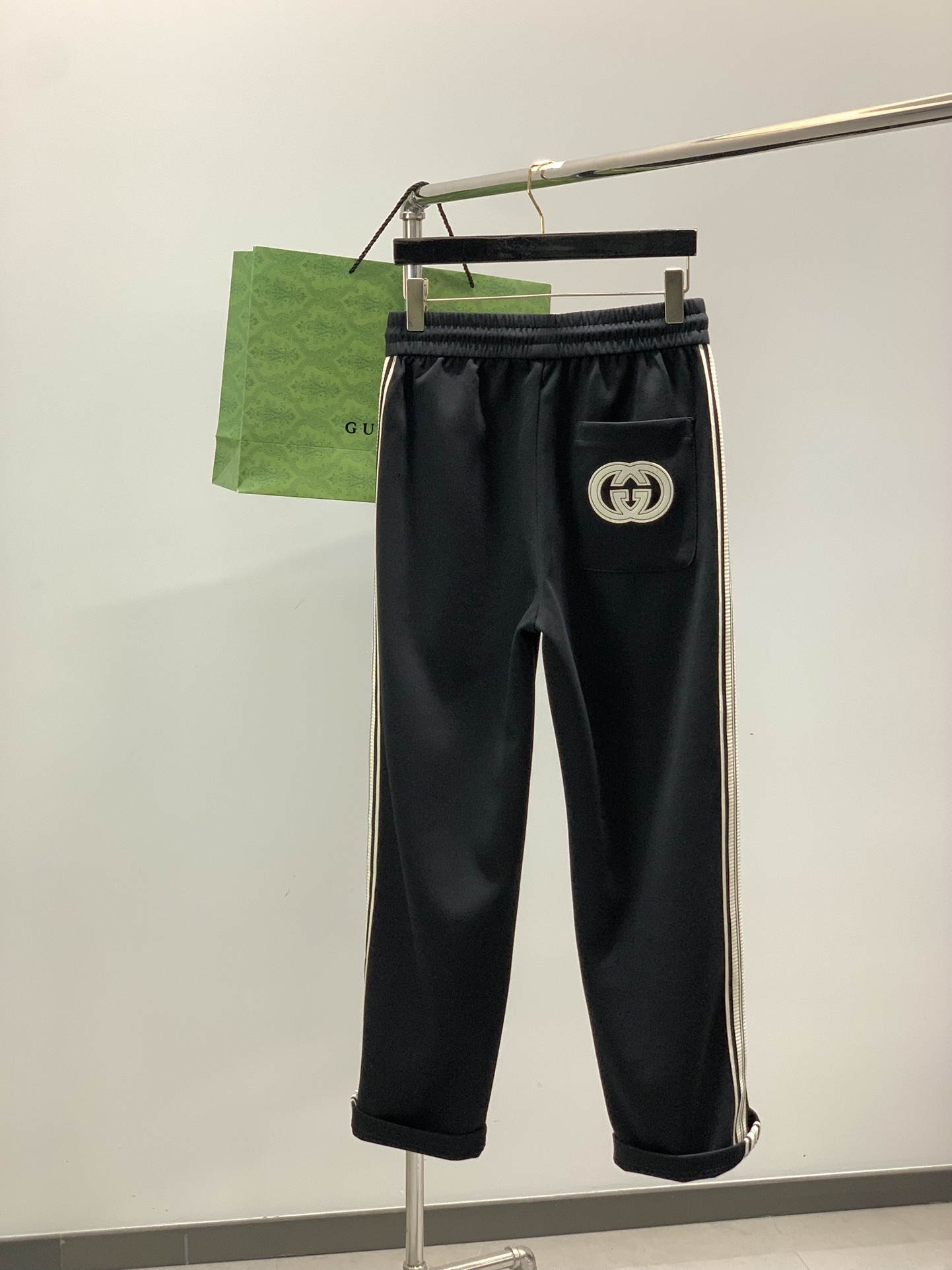 ，Gucci红色直筒休闲裤时尚系列，独特设计，抽绳休闲长裤 订纱开始订染和订纺。国内某大厂出口日本 和供