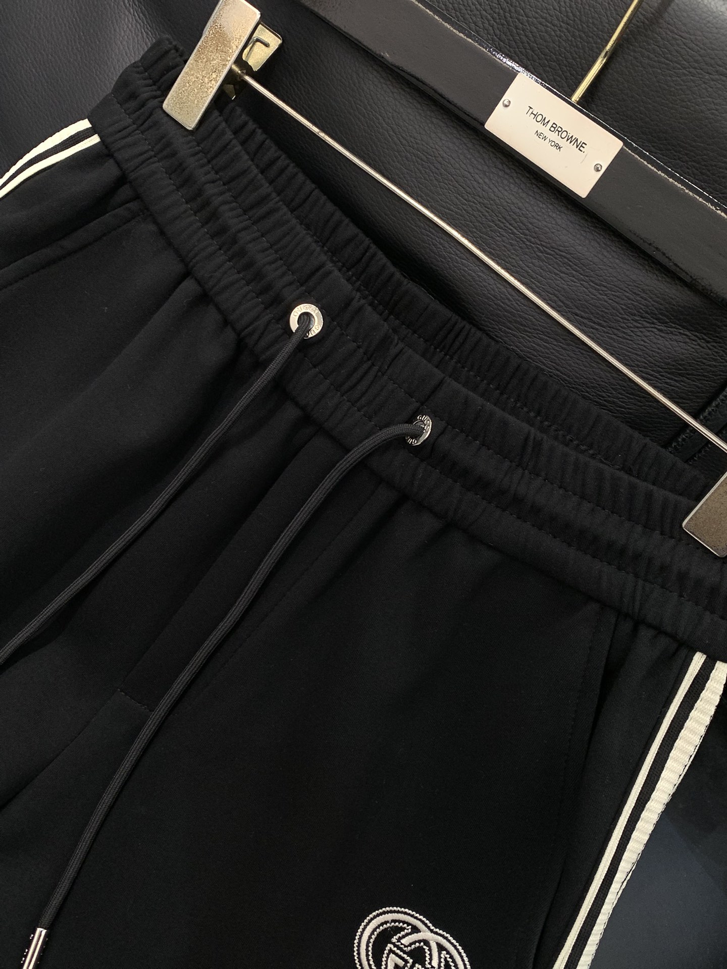 ，Gucci红色直筒休闲裤时尚系列，独特设计，抽绳休闲长裤 订纱开始订染和订纺。国内某大厂出口日本 和供