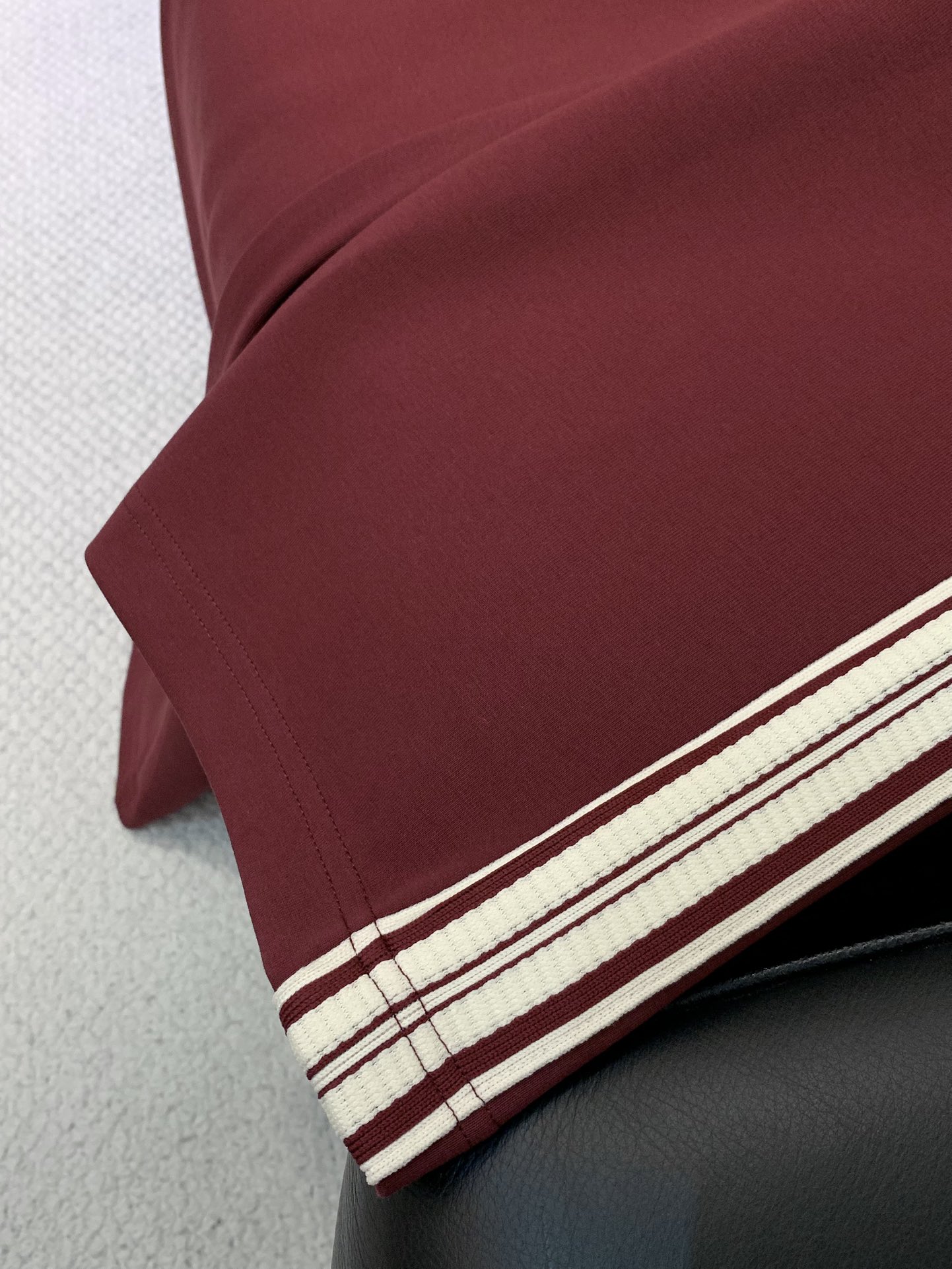 ，Gucci红色直筒休闲裤时尚系列，独特设计，抽绳休闲长裤 订纱开始订染和订纺。国内某大厂出口日本 和供