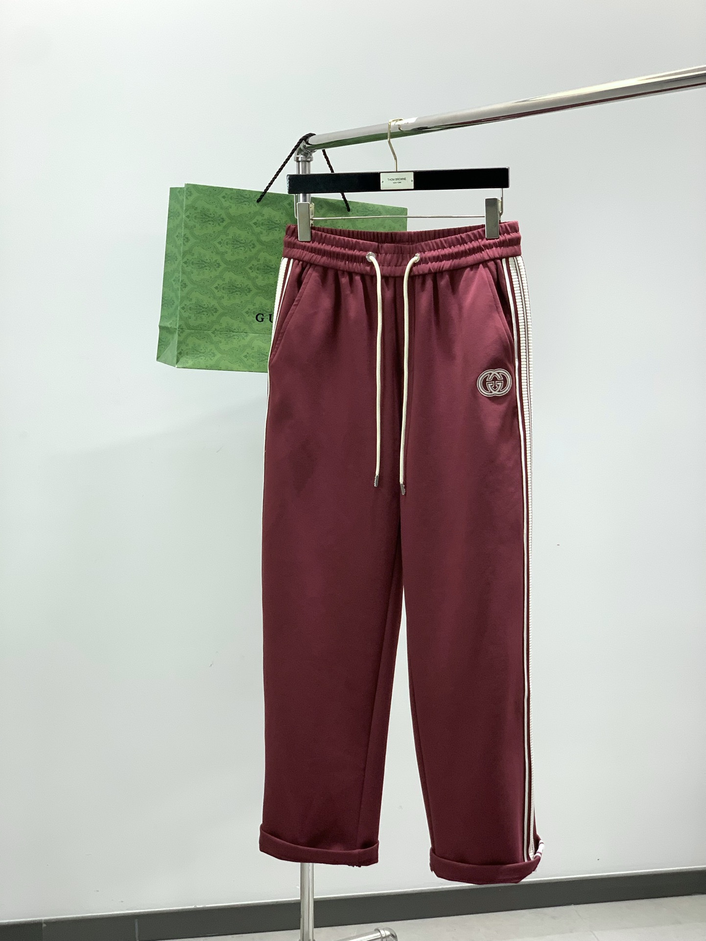 ，Gucci红色直筒休闲裤时尚系列，独特设计，抽绳休闲长裤 订纱开始订染和订纺。国内某大厂出口日本 和供