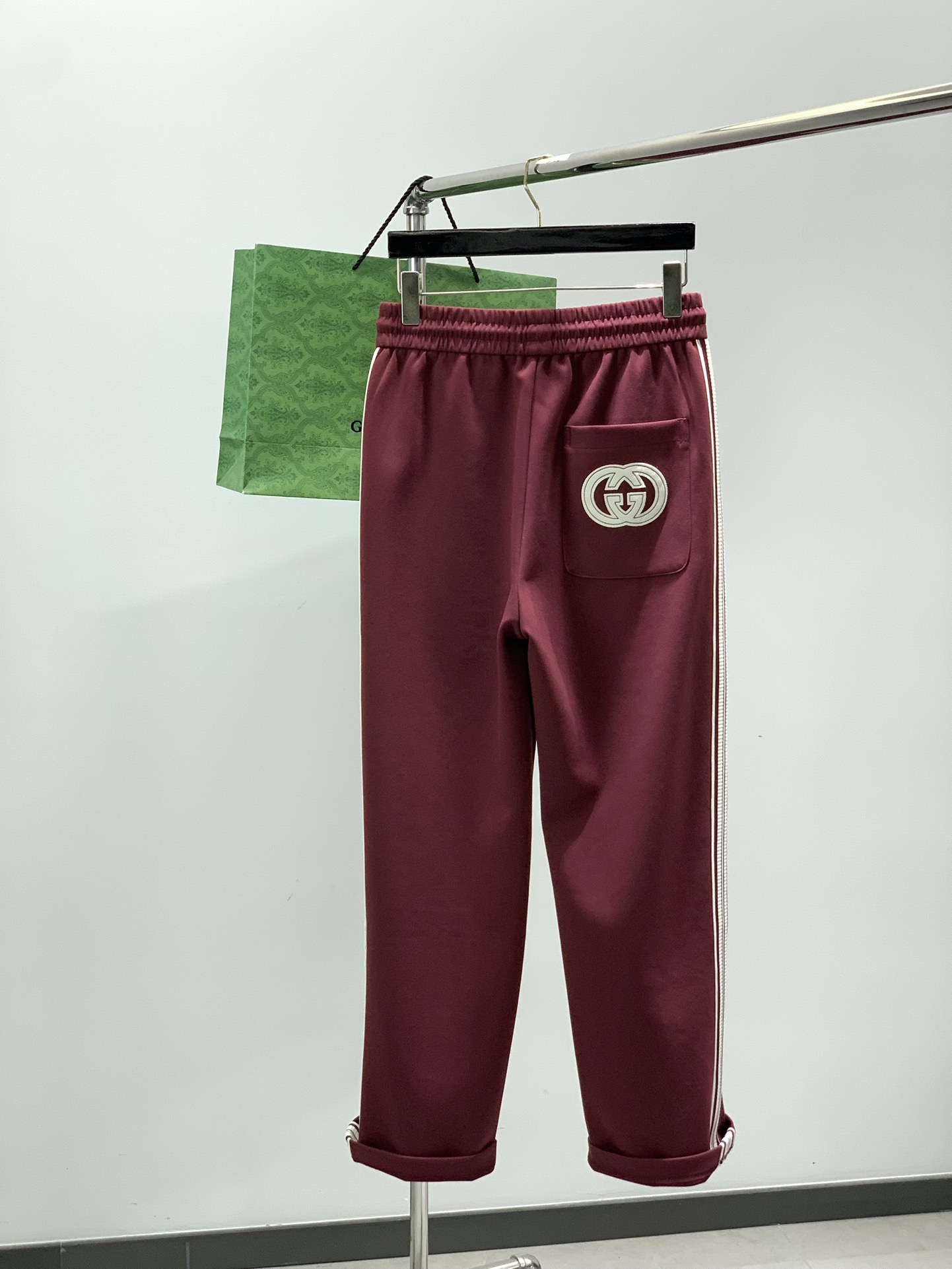 ，Gucci红色直筒休闲裤时尚系列，独特设计，抽绳休闲长裤 订纱开始订染和订纺。国内某大厂出口日本 和供