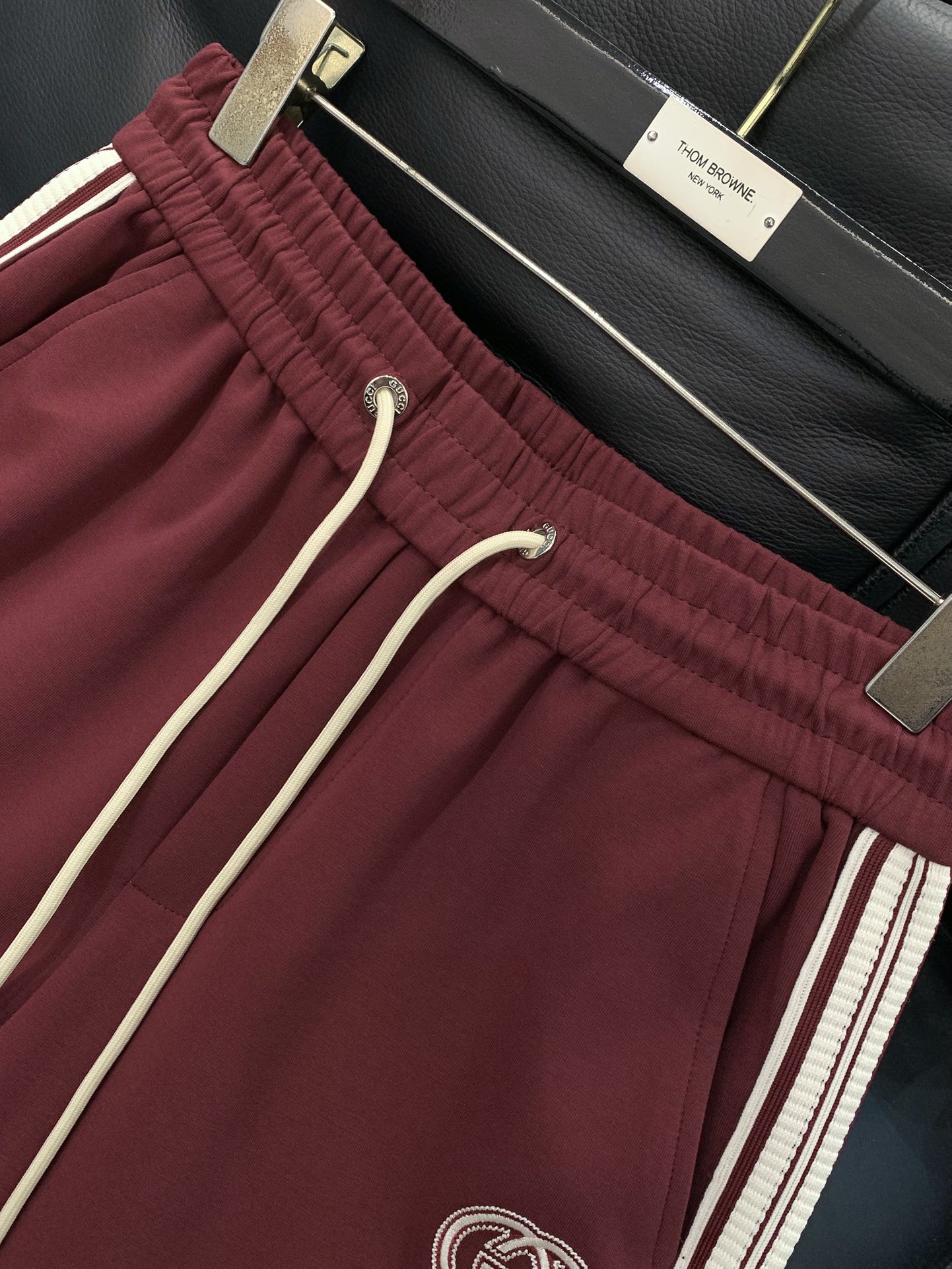 ，Gucci红色直筒休闲裤时尚系列，独特设计，抽绳休闲长裤 订纱开始订染和订纺。国内某大厂出口日本 和供