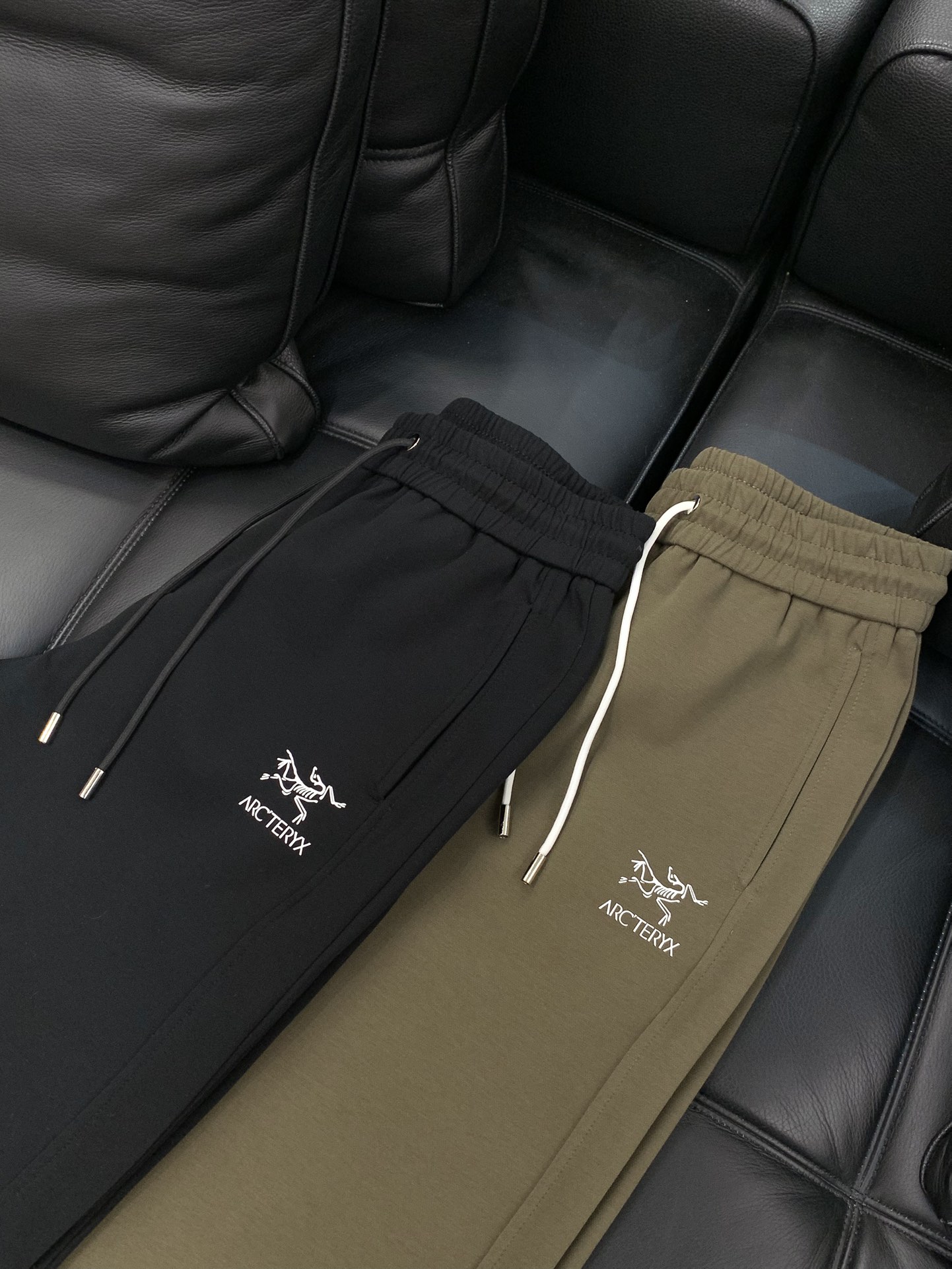 ，始祖鸟抽绳休闲裤时尚系列，独特设计，抽绳休闲长裤 订纱开始订染和订纺。国内某大厂出口日本 和供应几大顶