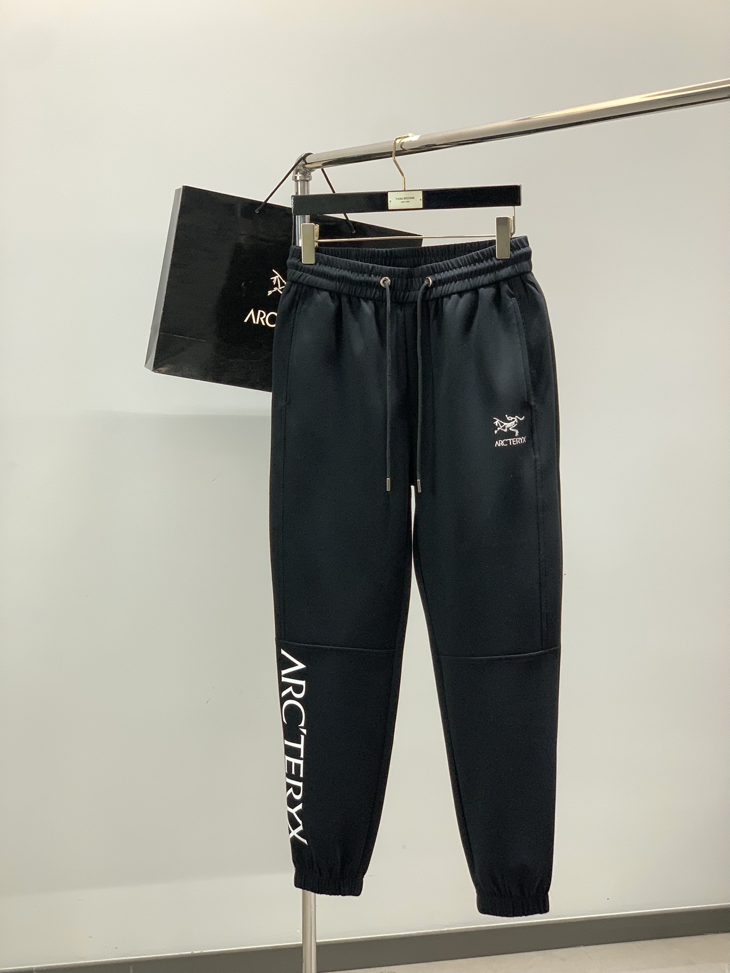 ，始祖鸟抽绳休闲裤时尚系列，独特设计，抽绳休闲长裤 订纱开始订染和订纺。国内某大厂出口日本 和供应几大顶