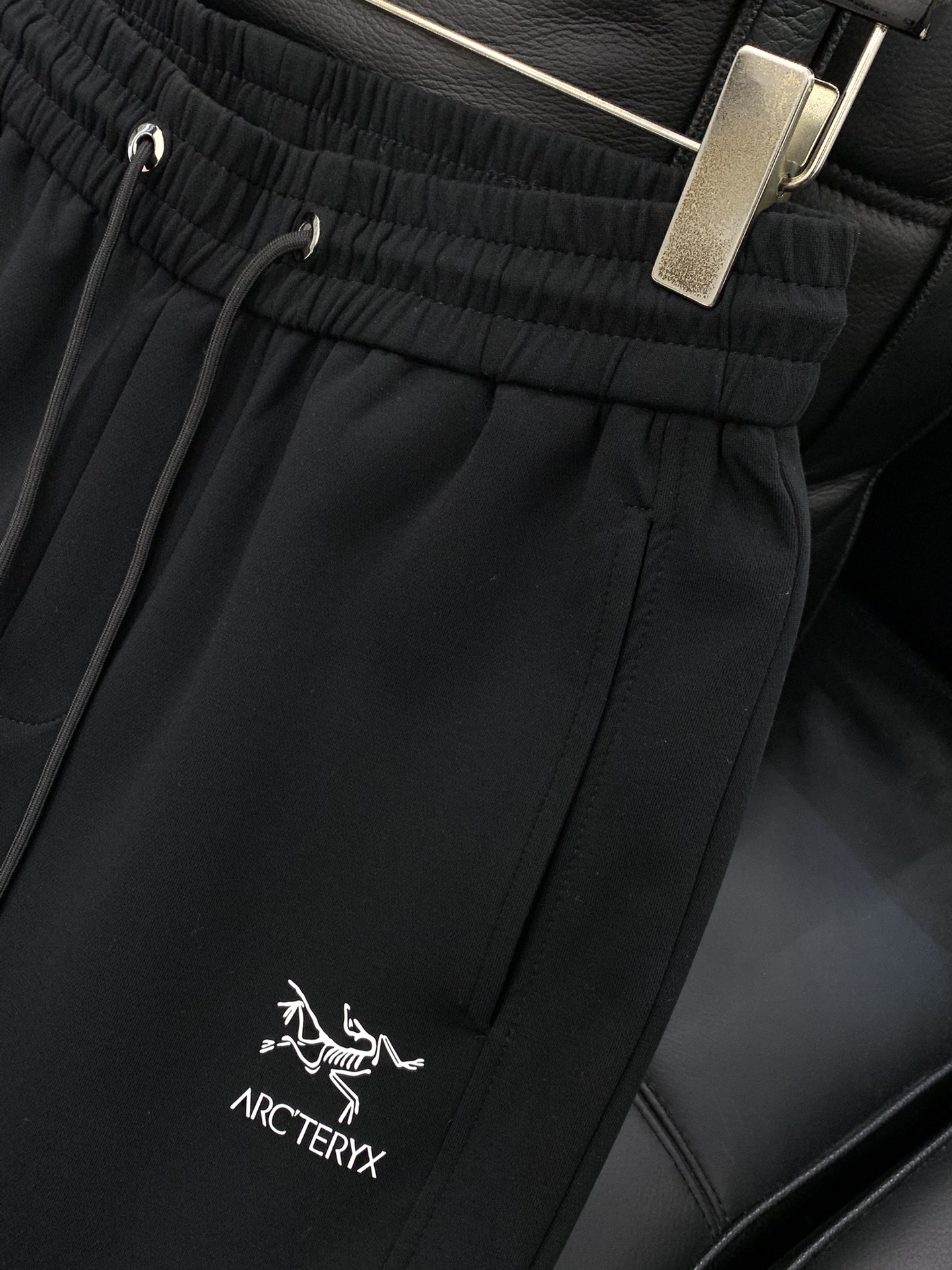 ，始祖鸟抽绳休闲裤时尚系列，独特设计，抽绳休闲长裤 订纱开始订染和订纺。国内某大厂出口日本 和供应几大顶