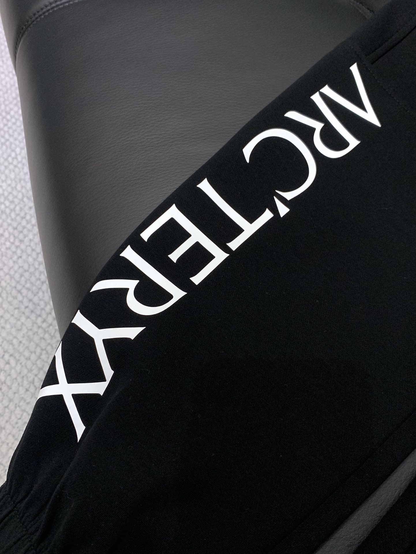 ，始祖鸟抽绳休闲裤时尚系列，独特设计，抽绳休闲长裤 订纱开始订染和订纺。国内某大厂出口日本 和供应几大顶