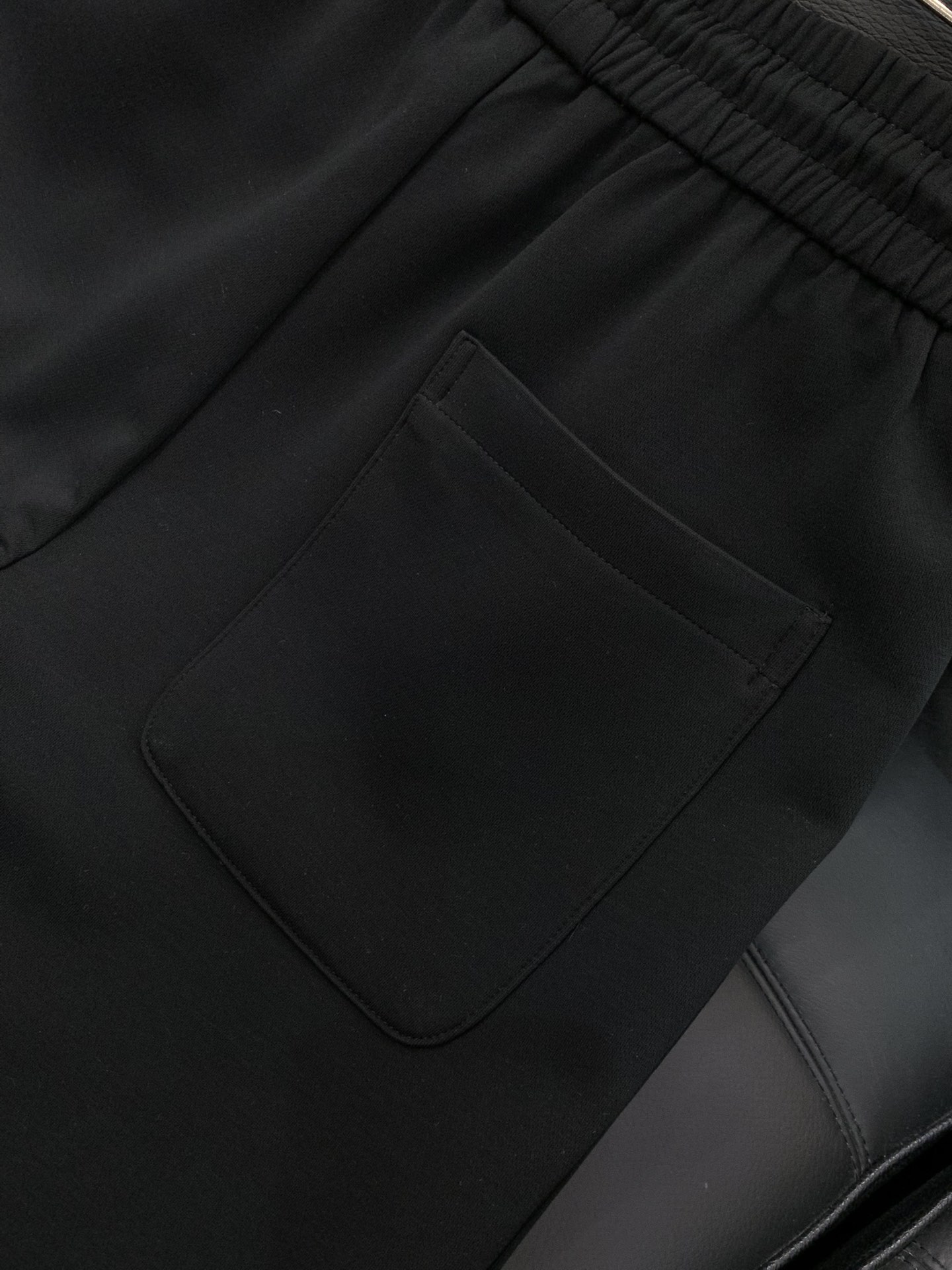 ，始祖鸟抽绳休闲裤时尚系列，独特设计，抽绳休闲长裤 订纱开始订染和订纺。国内某大厂出口日本 和供应几大顶