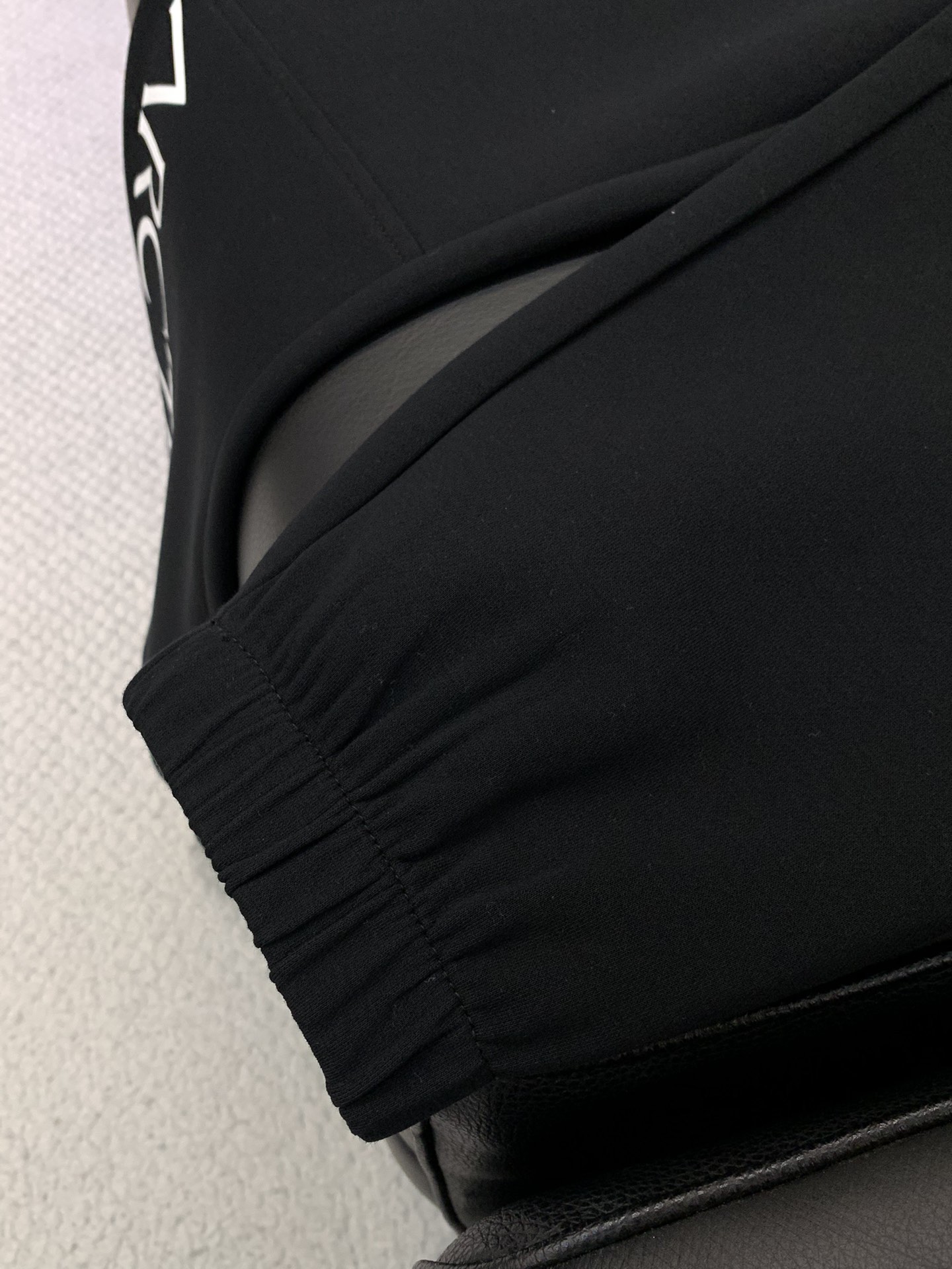 ，始祖鸟抽绳休闲裤时尚系列，独特设计，抽绳休闲长裤 订纱开始订染和订纺。国内某大厂出口日本 和供应几大顶