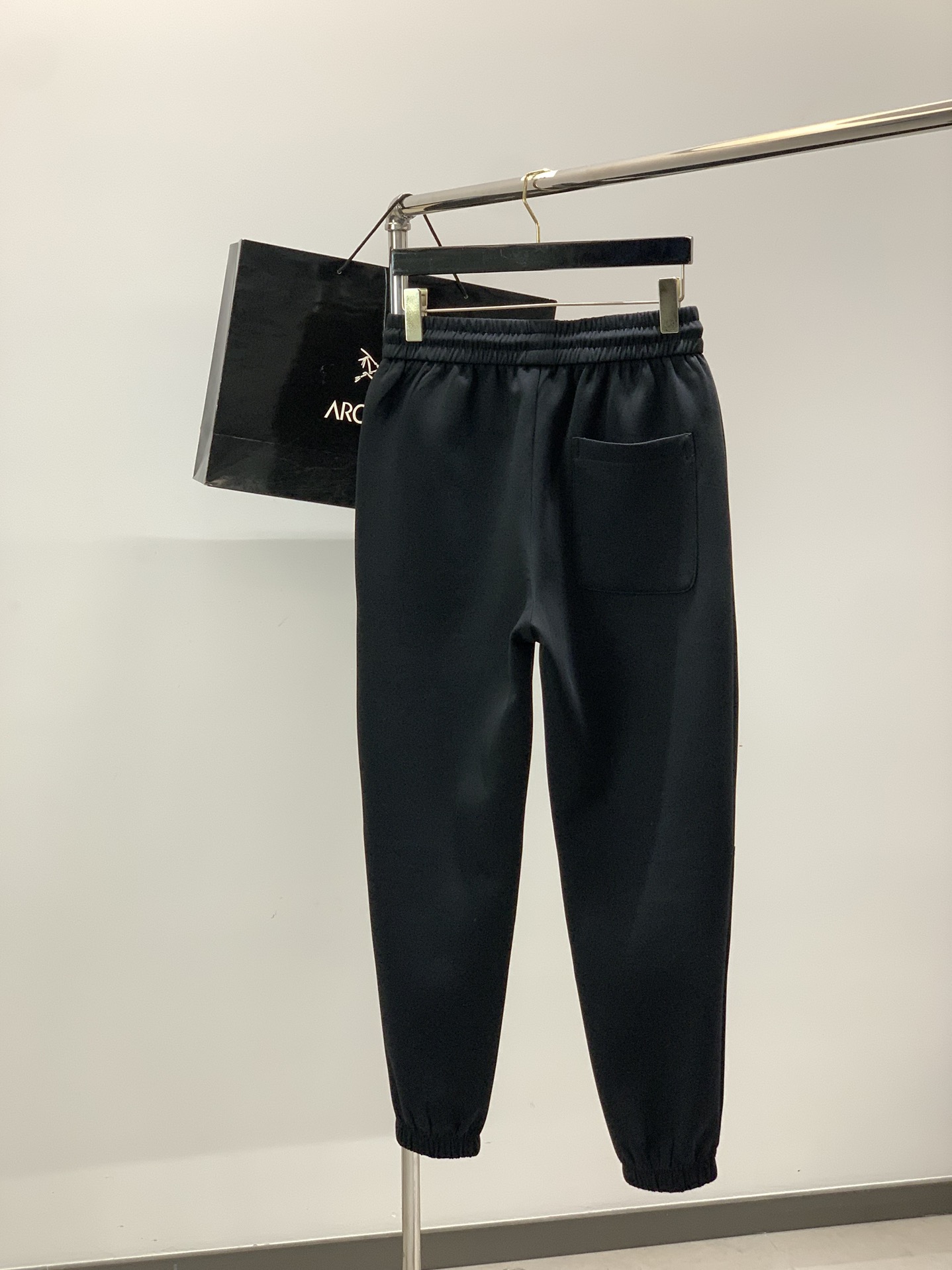 ，始祖鸟抽绳休闲裤时尚系列，独特设计，抽绳休闲长裤 订纱开始订染和订纺。国内某大厂出口日本 和供应几大顶