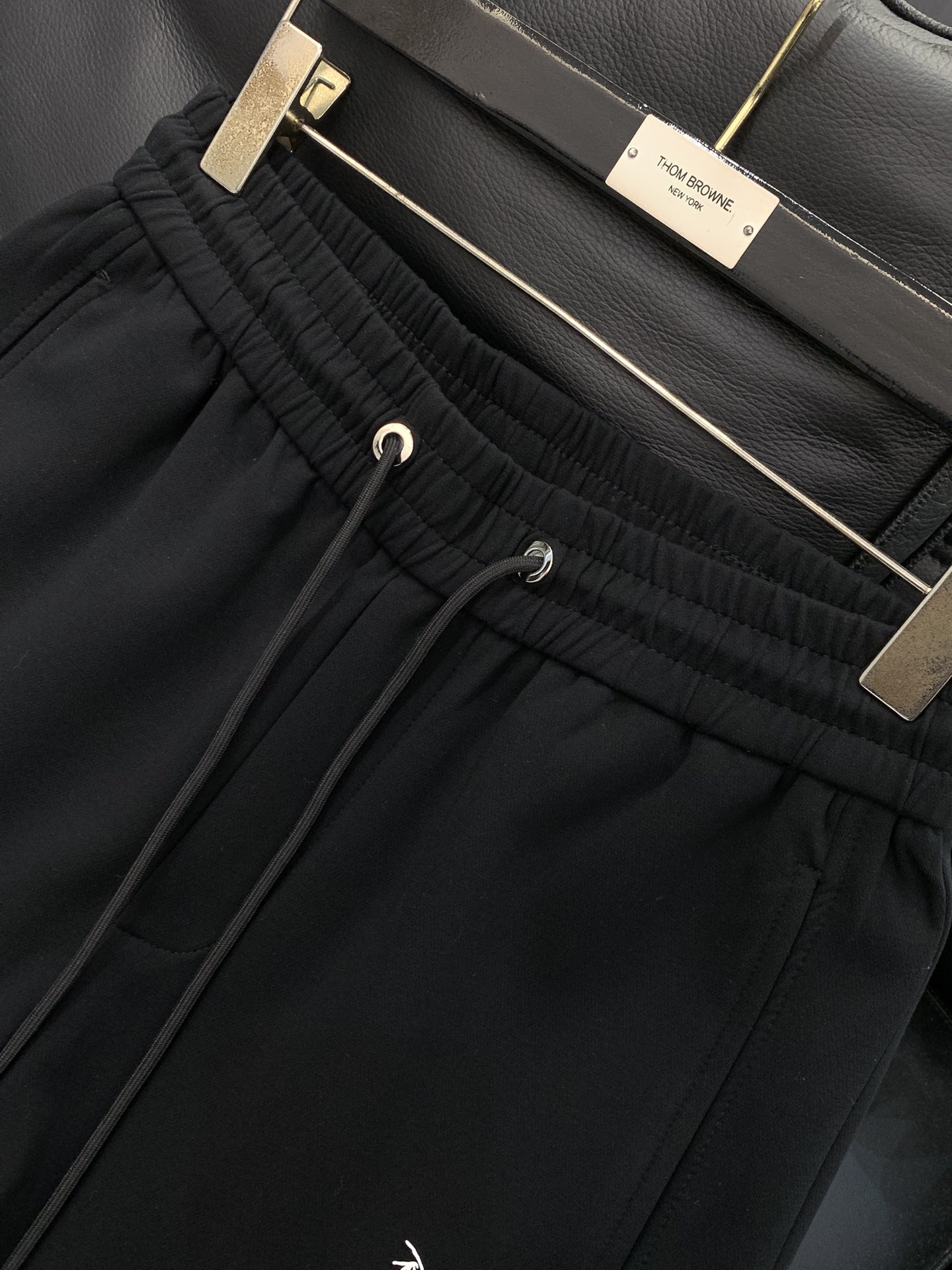 ，始祖鸟抽绳休闲裤时尚系列，独特设计，抽绳休闲长裤 订纱开始订染和订纺。国内某大厂出口日本 和供应几大顶