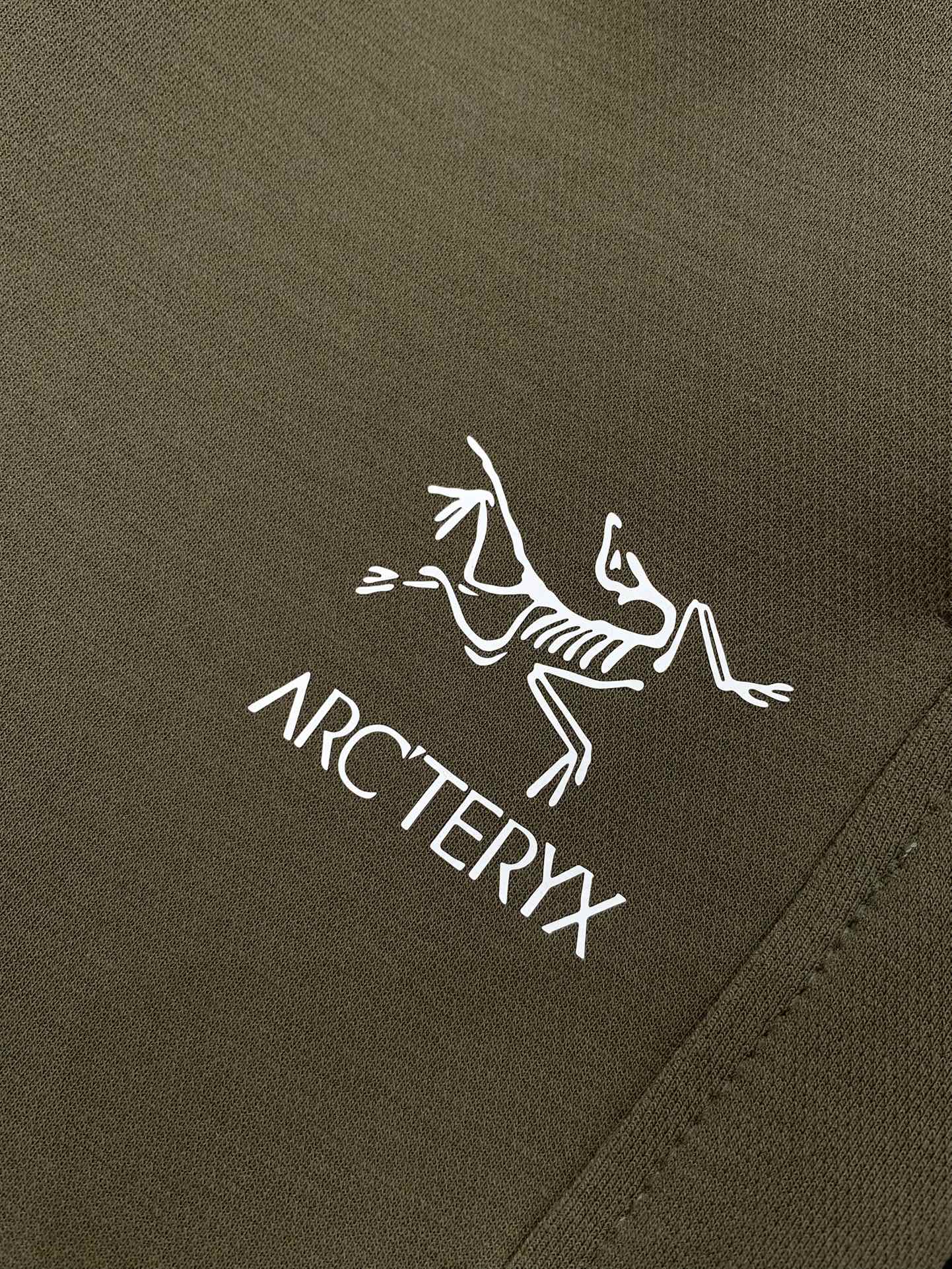 ，始祖鸟抽绳休闲裤时尚系列，独特设计，抽绳休闲长裤 订纱开始订染和订纺。国内某大厂出口日本 和供应几大顶