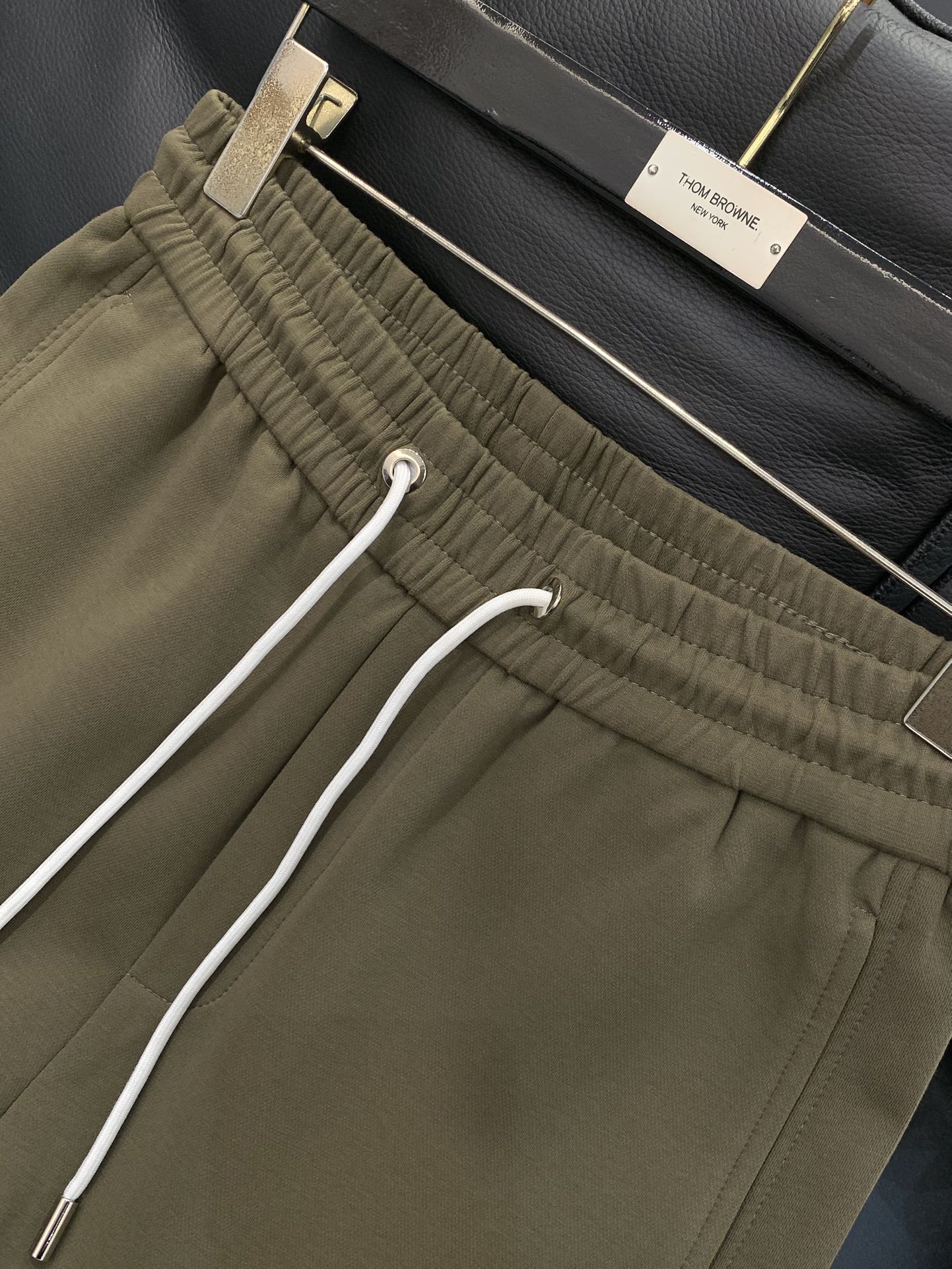 ，始祖鸟抽绳休闲裤时尚系列，独特设计，抽绳休闲长裤 订纱开始订染和订纺。国内某大厂出口日本 和供应几大顶