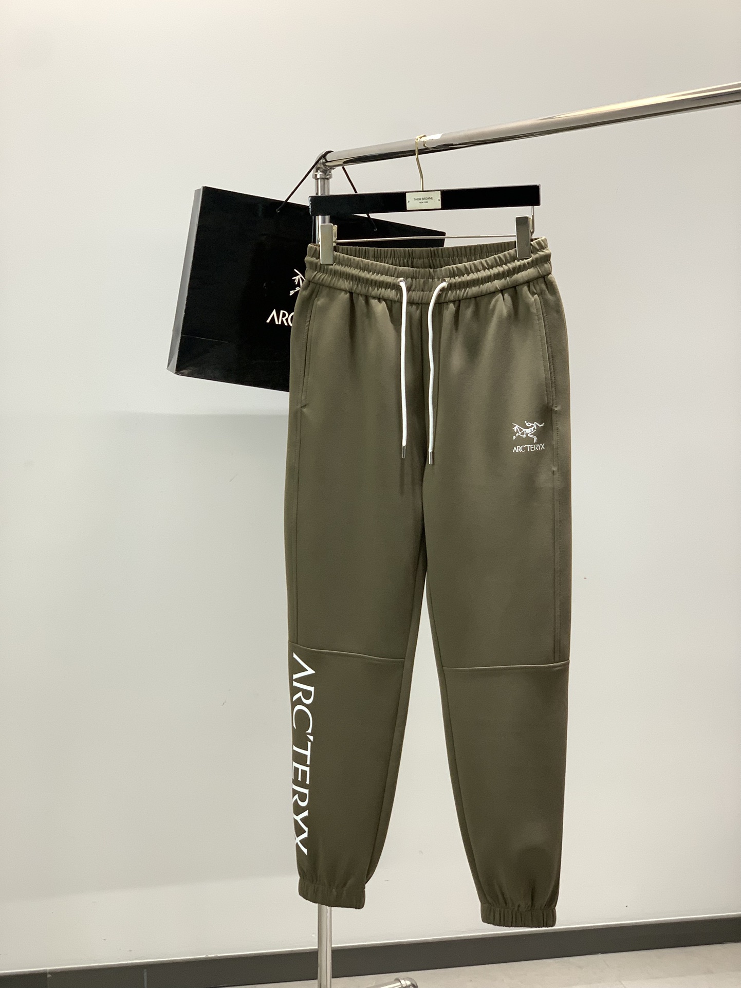 NO:656422,, Arc'teryx drawstring casual trousers, fashion series, unique design, drawstring casual trousers, yarn dyeing and spinning began. A major domestic factory exports to Japan and supplies fabrics of several top brands. It feels soft and waxy, quite wide and stylish, solving the problem of discoloration after washing. The pants are neat and elegant, size M-4XL, arc'teryx, alexander wang19860909,始祖鸟抽绳休闲裤 时尚系列,独特设计,抽绳休闲长裤 订纱开始订染和订纺. 国内某大厂出口日本 和供应几大顶级品牌的面料. 手感软糯 , 挺阔有型 , 解决 , 洗涤变色的问题. 裤型利落大气 , 尺码M-4XL,arc'teryx,alexander wang,Men's clothing