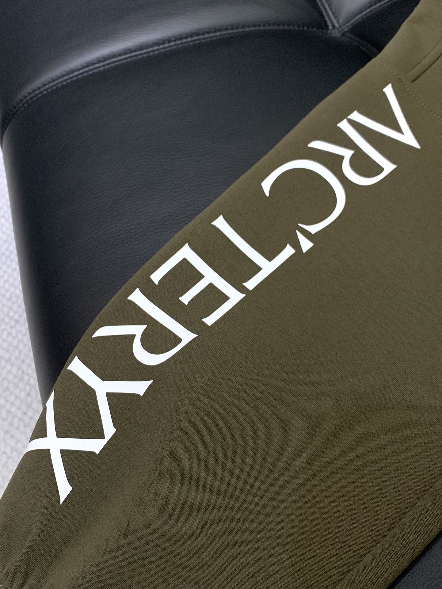 ，始祖鸟抽绳休闲裤时尚系列，独特设计，抽绳休闲长裤 订纱开始订染和订纺。国内某大厂出口日本 和供应几大顶