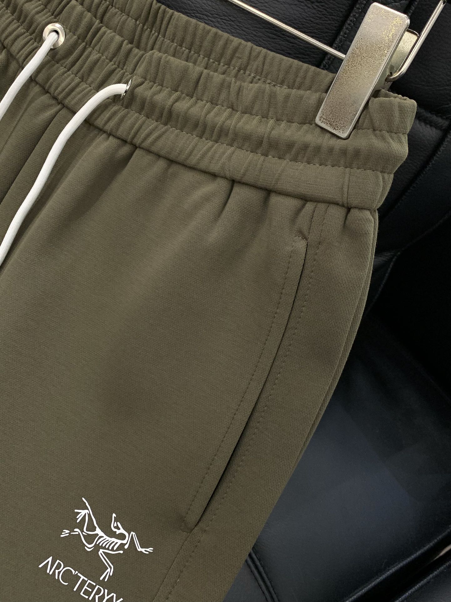 ，始祖鸟抽绳休闲裤时尚系列，独特设计，抽绳休闲长裤 订纱开始订染和订纺。国内某大厂出口日本 和供应几大顶