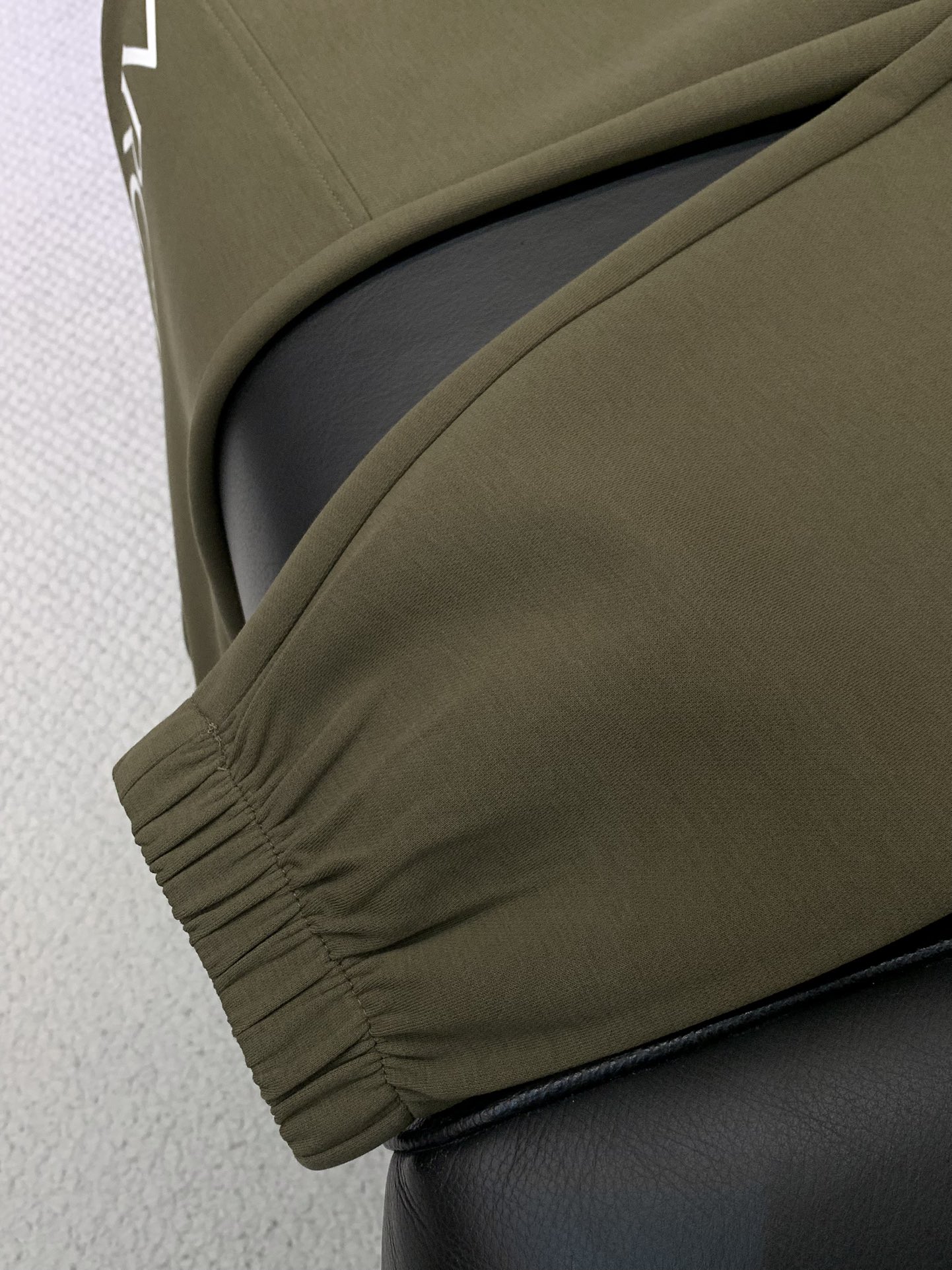 ，始祖鸟抽绳休闲裤时尚系列，独特设计，抽绳休闲长裤 订纱开始订染和订纺。国内某大厂出口日本 和供应几大顶