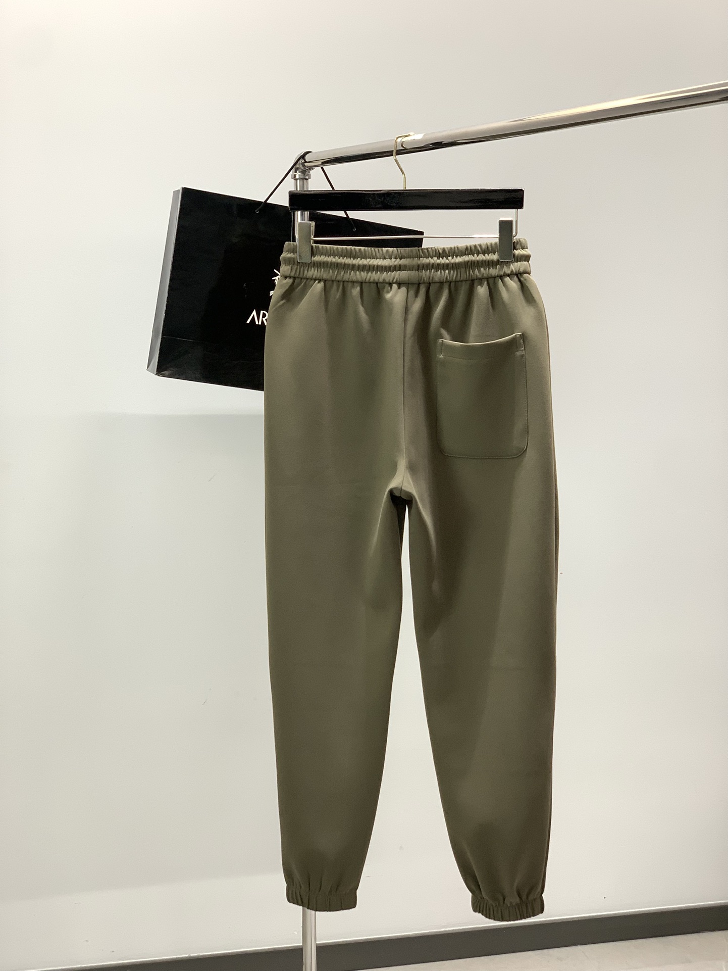 ，始祖鸟抽绳休闲裤时尚系列，独特设计，抽绳休闲长裤 订纱开始订染和订纺。国内某大厂出口日本 和供应几大顶