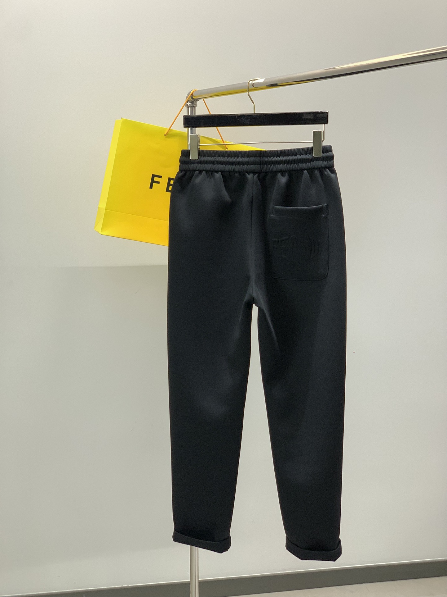 ，芬迪 休闲裤时尚系列，独特设计，抽绳休闲长裤 订纱开始订染和订纺。国内某大厂出口日本 和供应几大顶级品