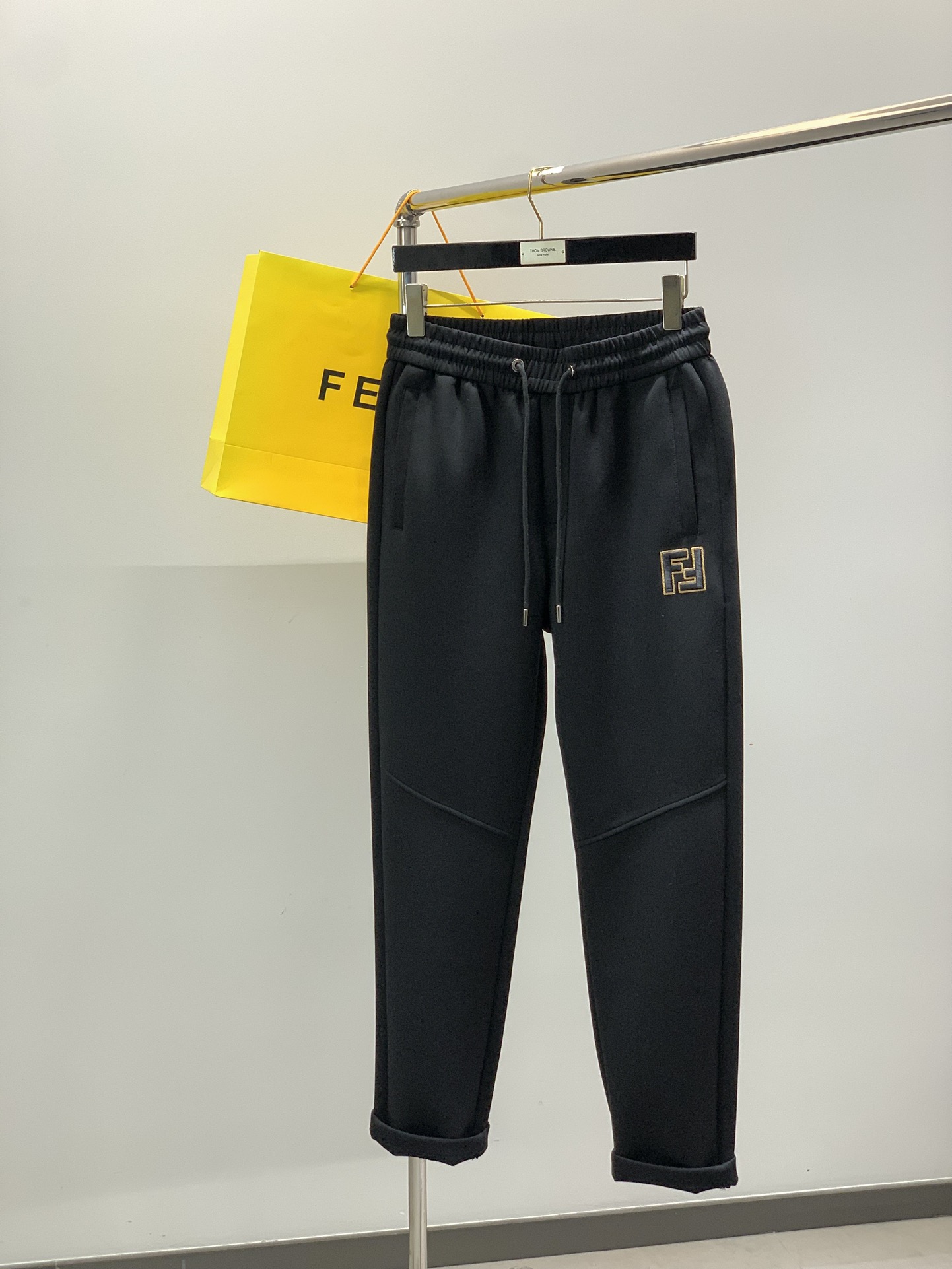 NO:656429,, Fendi casual pants fashion series, unique design, drawstring casual trousers, yarn dyeing and spinning began. A major domestic factory exports to Japan and supplies fabrics of several top brands. It feels soft and waxy, quite wide and stylish, solving the problem of discoloration after washing. The pants are neat and elegant, size M-4XL,,fendi,alexander wang19860909,芬迪 休闲裤 时尚系列,独特设计,抽绳休闲长裤 订纱开始订染和订纺. 国内某大厂出口日本 和供应几大顶级品牌的面料. 手感软糯 , 挺阔有型 , 解决 , 洗涤变色的问题. 裤型利落大气 , 尺码M-4XL,,fendi,alexander wang,Men's clothing