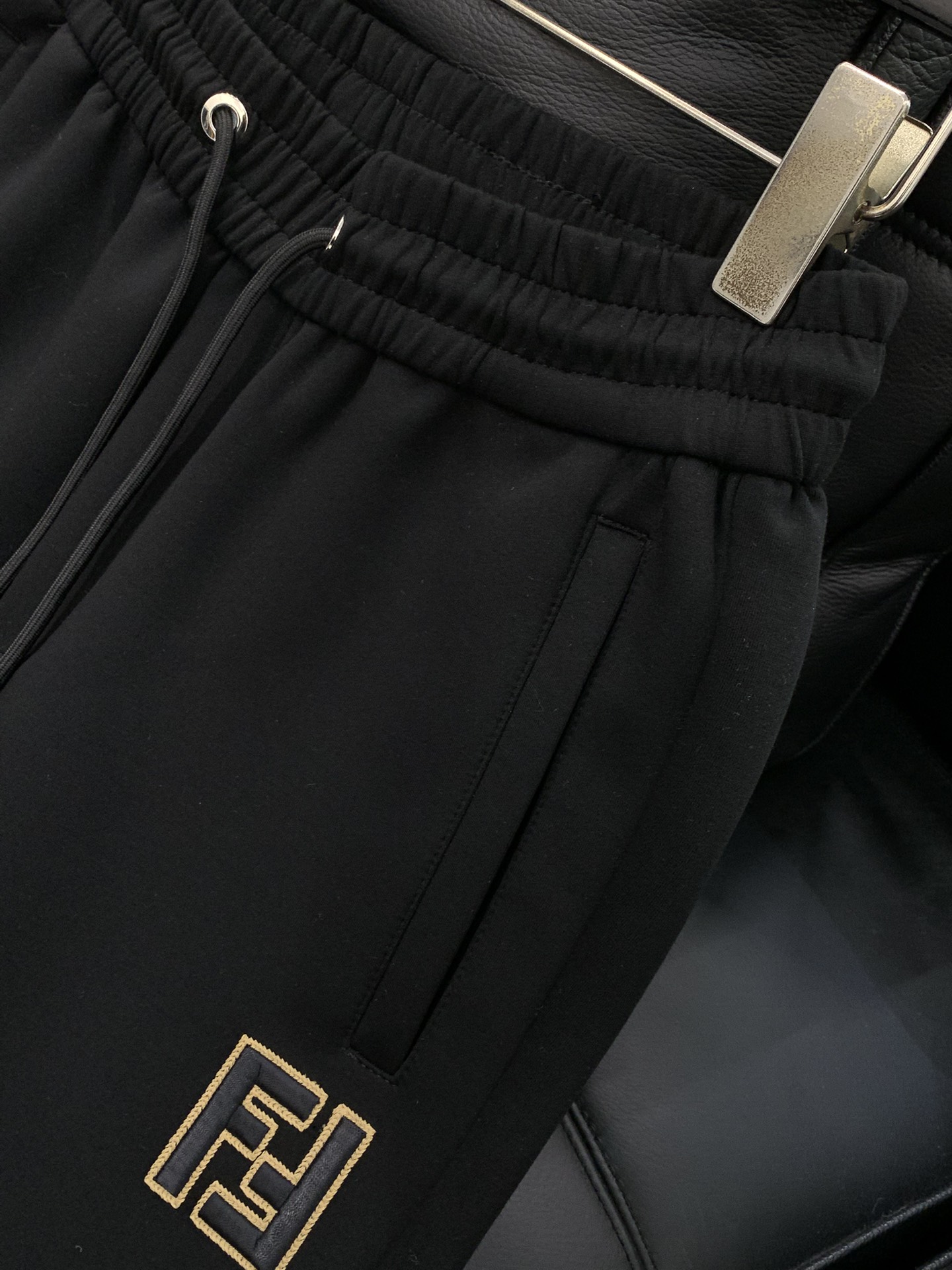 ，芬迪 休闲裤时尚系列，独特设计，抽绳休闲长裤 订纱开始订染和订纺。国内某大厂出口日本 和供应几大顶级品