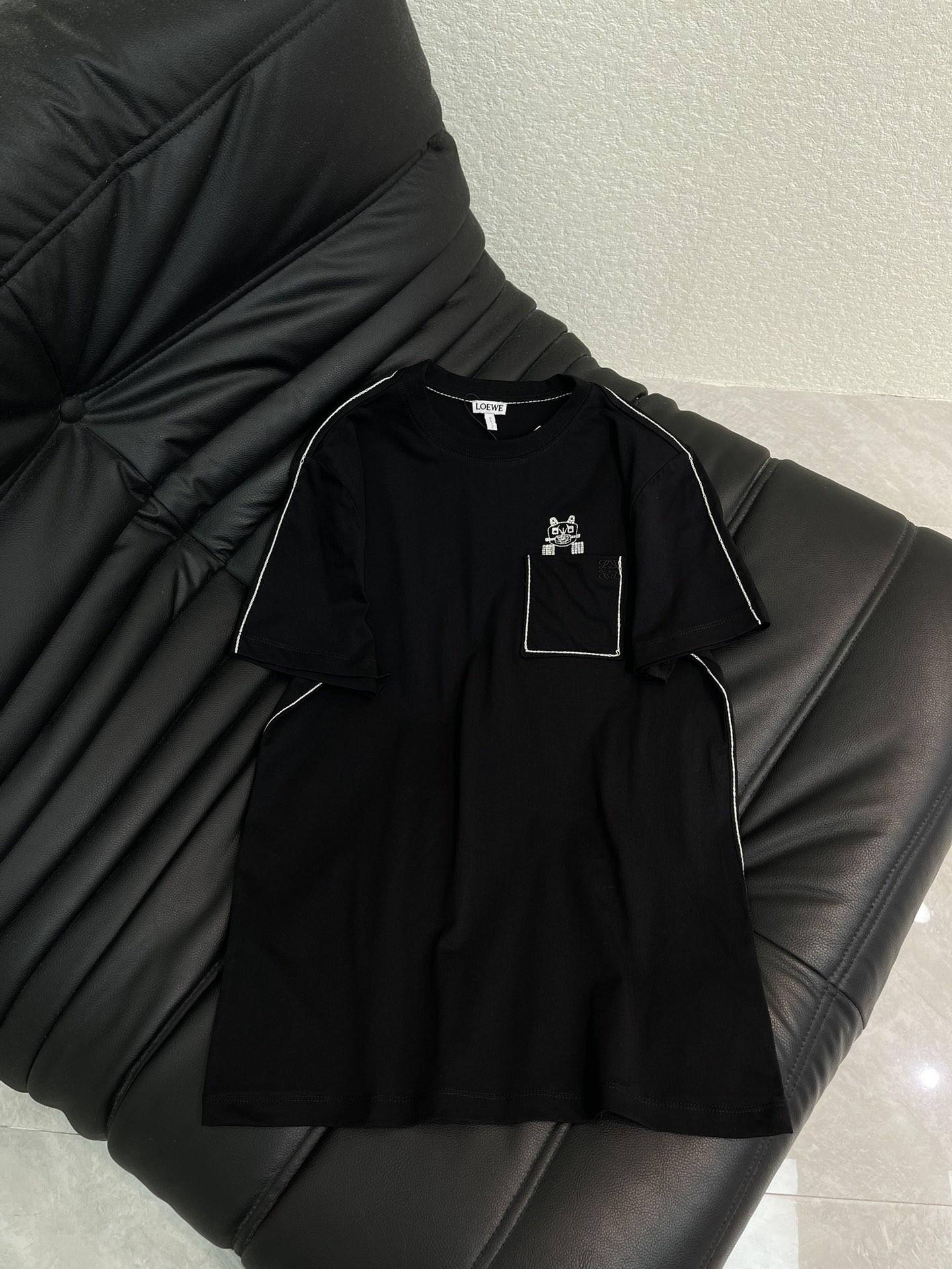 NO:663329,Loew*26 new spring and summer round neck pocket embroidered logo short-sleeved T-shirt.LoewLouis  wain co-branded series# Customized YB native cotton material, breathable and comfortable, full of texture, regular short-sleeved T-shirt cut, white hand-stitched outline of the chest pocket, embellished with embroidered logo cat head pattern decoration, strengthening the brand identity, fashionable and high-end sense, both sides of the body and sleeves are hand-stitched, developed by YB, instant market version, wearing a high-end relaxed charm, a must-have versatile item for everyone. SML,, louis  vuitton,loewe,T-shirt,tees,t-shirt, 19860909Loew*26春夏新款圆领口袋刺绣徽标短袖T恤.LoewLouis wain联名系列#定制YB原生全棉材质,透气舒适,质感十足,常规短袖T恤裁剪,胸前口袋白色手工缝线包边轮廓,点缀刺绣徽标猫头图案装饰,加强品牌标识度,时尚高级感立现,大身两侧与手袖两侧均采用手工缝线处理,YB入手开发,秒杀市场版本,穿出高级松弛魅力,人手必备百搭单品.SML,,louis vuitton,loewe,T-shirt,tees，t-shirt, ,Women's clothing