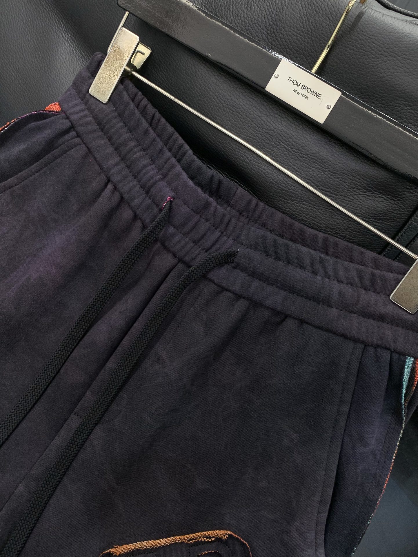 ，巴黎世家染色抽绳直商量筒休闲裤时尚系列，独特设计，抽绳休闲长裤 订纱开始订染和订纺。国内某大厂出口日本