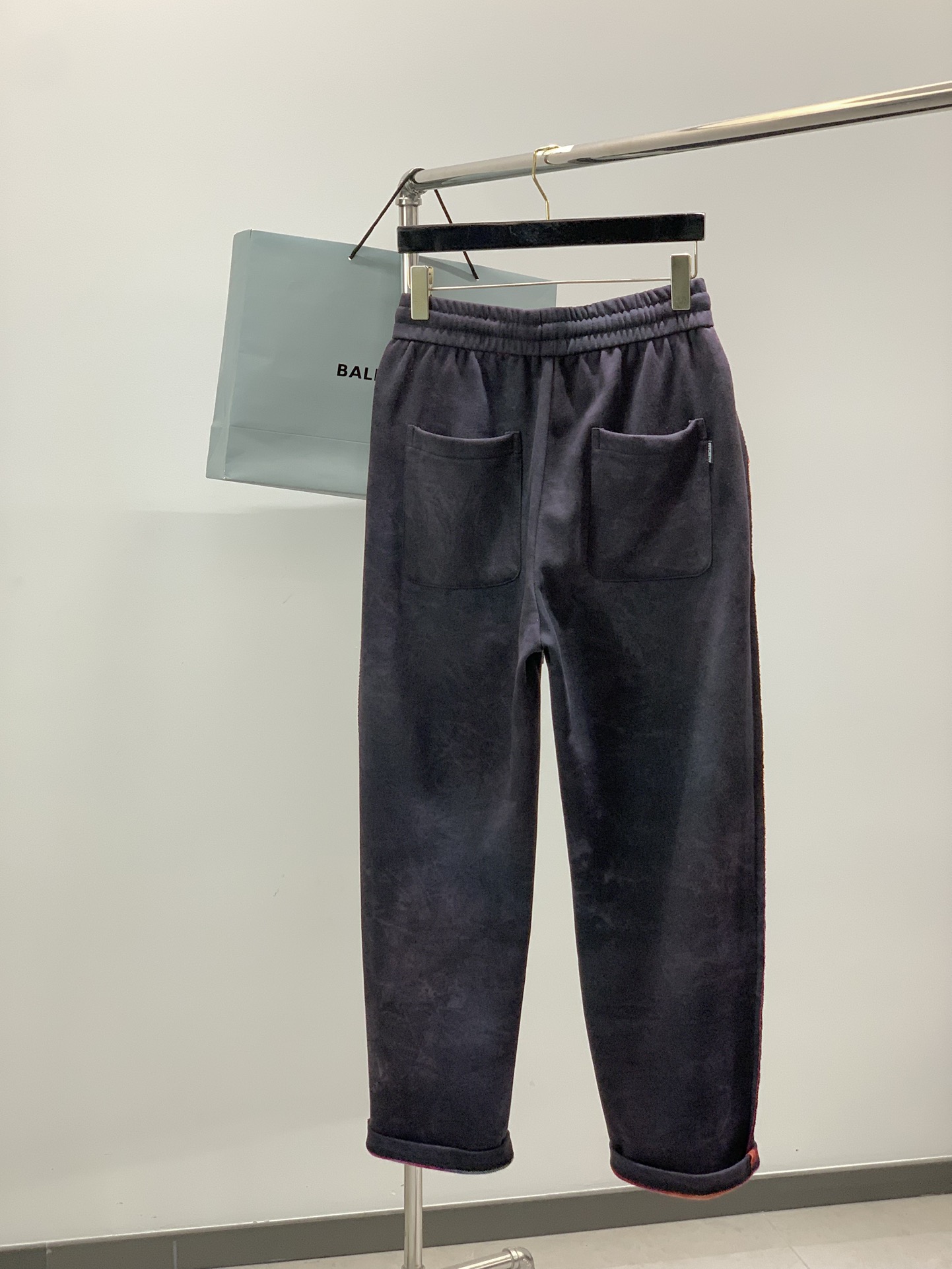 ，巴黎世家染色抽绳直商量筒休闲裤时尚系列，独特设计，抽绳休闲长裤 订纱开始订染和订纺。国内某大厂出口日本