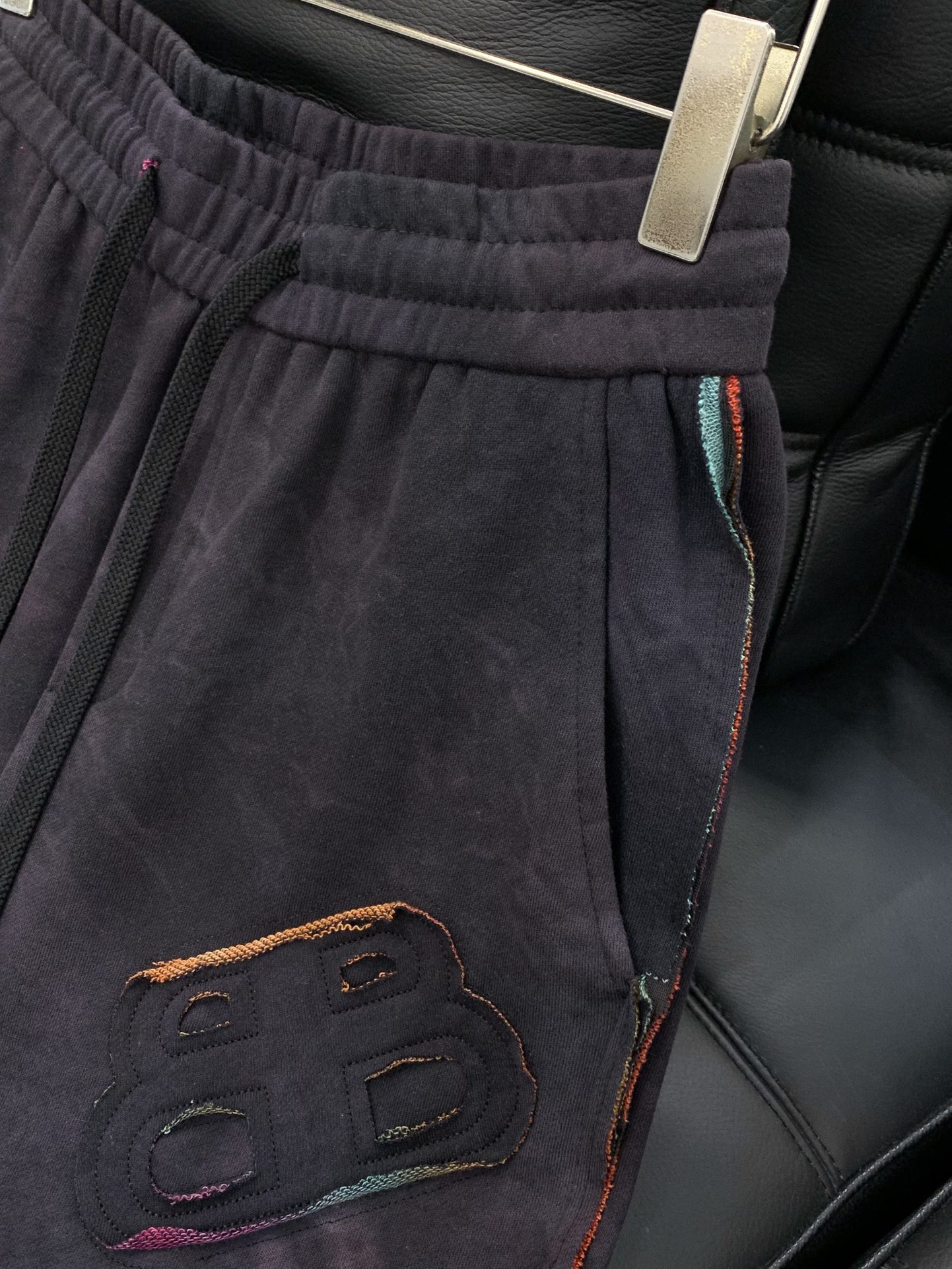 ，巴黎世家染色抽绳直商量筒休闲裤时尚系列，独特设计，抽绳休闲长裤 订纱开始订染和订纺。国内某大厂出口日本