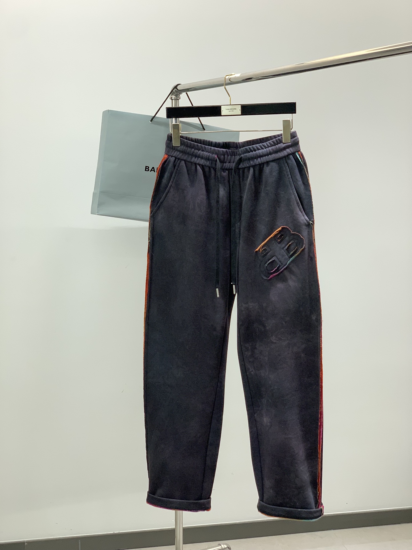 NO:656416,, Balenciaga dyed drawstring straight measuring tube casual trousers, fashion series, unique design, drawstring casual trousers, yarn dyeing and spinning began. A major domestic factory exports to Japan and supplies fabrics from several top brands. It feels soft and waxy, quite wide and stylish, solving the problem of discoloration after washing. The pants are neat and elegant, size M-4XL, balenciaga, alexander wang19860909,巴黎世家染色抽绳直商量筒休闲裤 时尚系列,独特设计,抽绳休闲长裤 订纱开始订染和订纺. 国内某大厂出口日本 和供应几大顶级品牌的面料. 手感软糯 , 挺阔有型 , 解决 , 洗涤变色的问题. 裤型利落大气 , 尺码M-4XL,,balenciaga,alexander wang,Men's clothing