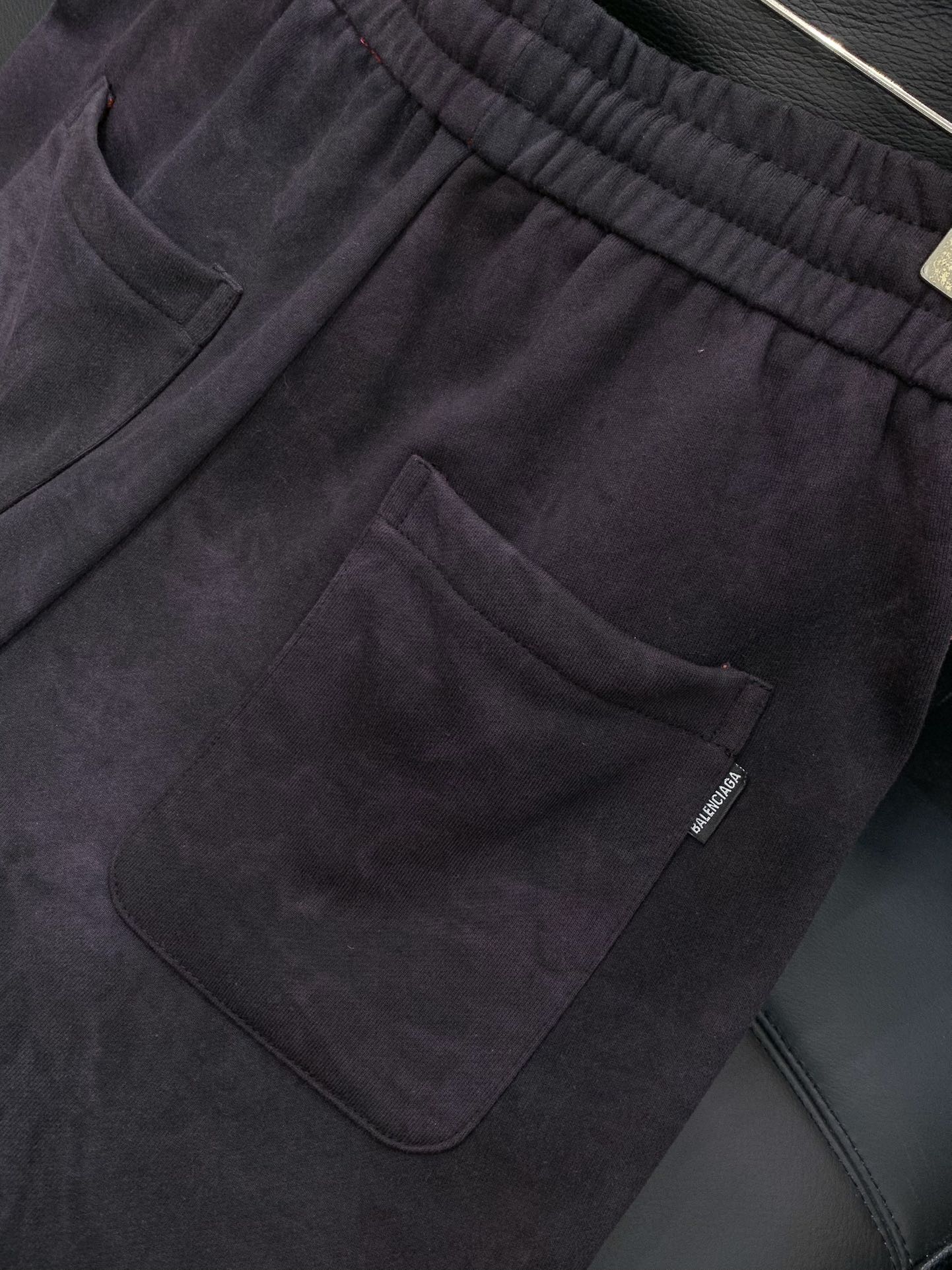 ，巴黎世家染色抽绳直商量筒休闲裤时尚系列，独特设计，抽绳休闲长裤 订纱开始订染和订纺。国内某大厂出口日本