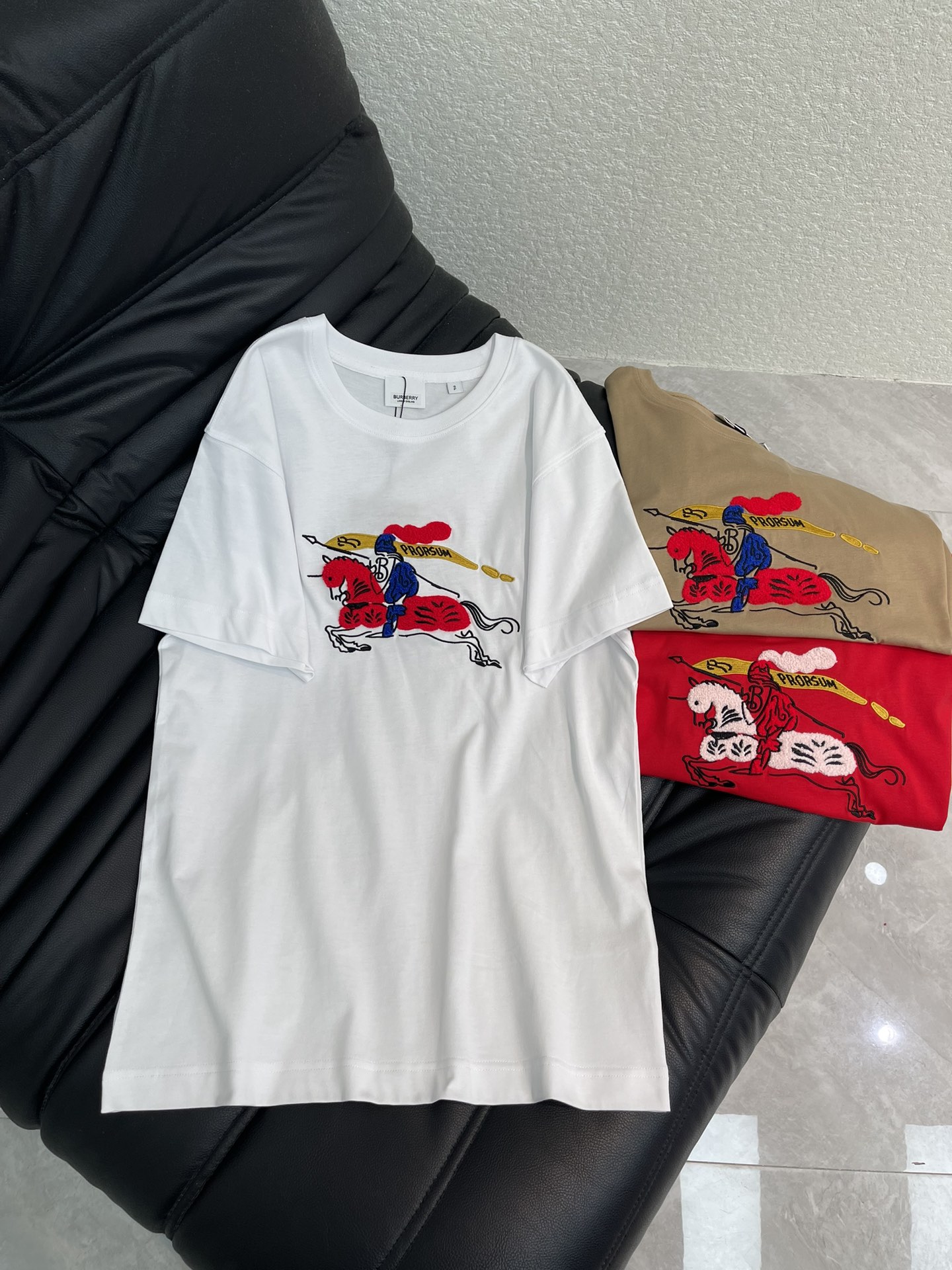 NO:665870,Burberr*26 new spring and summer war horse towel embroidered short-sleeved T-shirt. Pure cotton fabric. Loose fit. High-density fashionable sports style. Every daily wear. Playful and age-reducing design elements full of vitality. High quality. Sizes SML, burberry, T-shirt, tees, t-shirt,  19860909Burberr*26春夏新款战马毛巾刺绣短袖T恤 纯棉面料 宽松版型 高密度时髦运动风 每个日常的穿搭 俏皮减龄充满元气的设计元素 高品质 尺码SML,,burberry,T-shirt,tees，t-shirt, ,Women's clothing