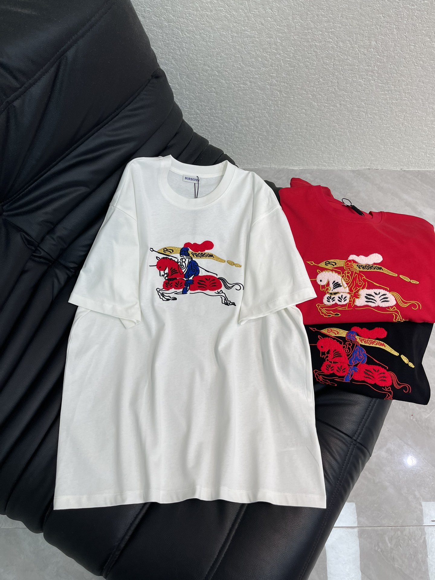 NO:665845,Burberr*26 spring and summer new New Year round neck war horse logo short-sleeved T-shirt. New Year New Year Series #Customized YB native cotton material, fine texture, comfortable and breathable, loose short-sleeved cutting, highlighting the brand style, using native cotton material, high-grade luster texture, embroidery process to restore the chest letter logo war horse flag pattern, full of atmosphere. Loose version, wear high-end fashion. SML A,, burberry, T-shirt, tees, t-shirt,  19860909Burberr*26春夏新款贺岁圆领战马徽标短袖T恤.新年贺岁系列#定制YB原生全棉材质,质感细腻,舒适透气,宽松短袖裁剪,凸显品牌格调,采用原生全棉材质,质感高级光泽,刺绣工艺还原胸前字母徽标战马扬旗图案,氛围感十足.宽松版型,穿搭高级时尚.SML A,,burberry,T-shirt,tees，t-shirt, ,Women's clothing