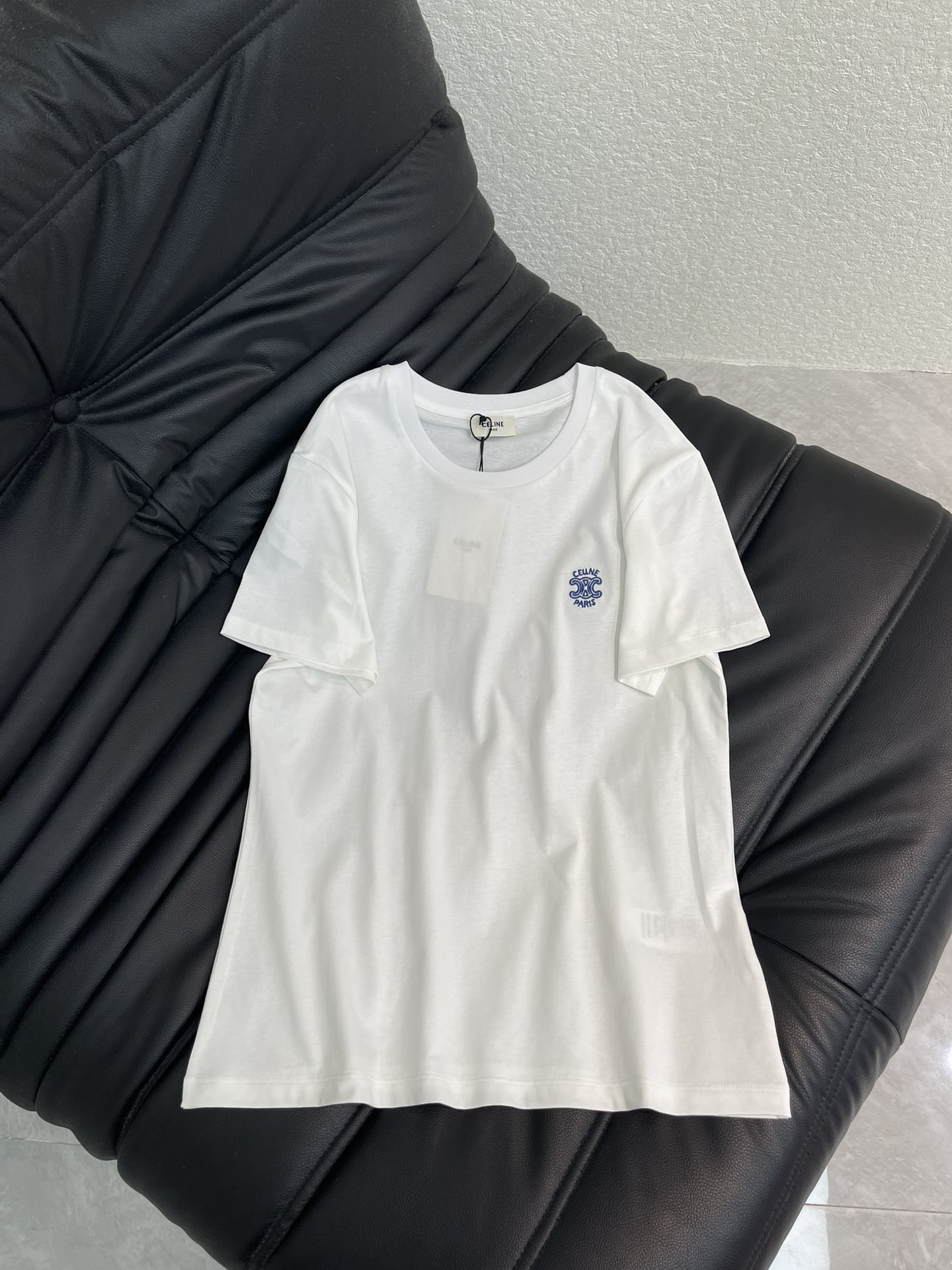 NO:665856,Celin*26 new spring and summer short-sleeved T-shirt with small letter embroidery in contrasting colors. Pure cotton fabric. High-density fashionable sports style. Everyday wear. Playful and age-reducing design elements full of vitality. High quality. Size SML AA,,celine,T-shirt,tees,t-shirt, 19860909Celin*26春夏新款撞色小字母刺绣短袖T恤 纯棉面料 高密度时髦运动风 每个日常的穿搭 俏皮减龄充满元气的设计元素 高品质 尺码SML AA,,celine,T-shirt,tees，t-shirt, ,Women's clothing