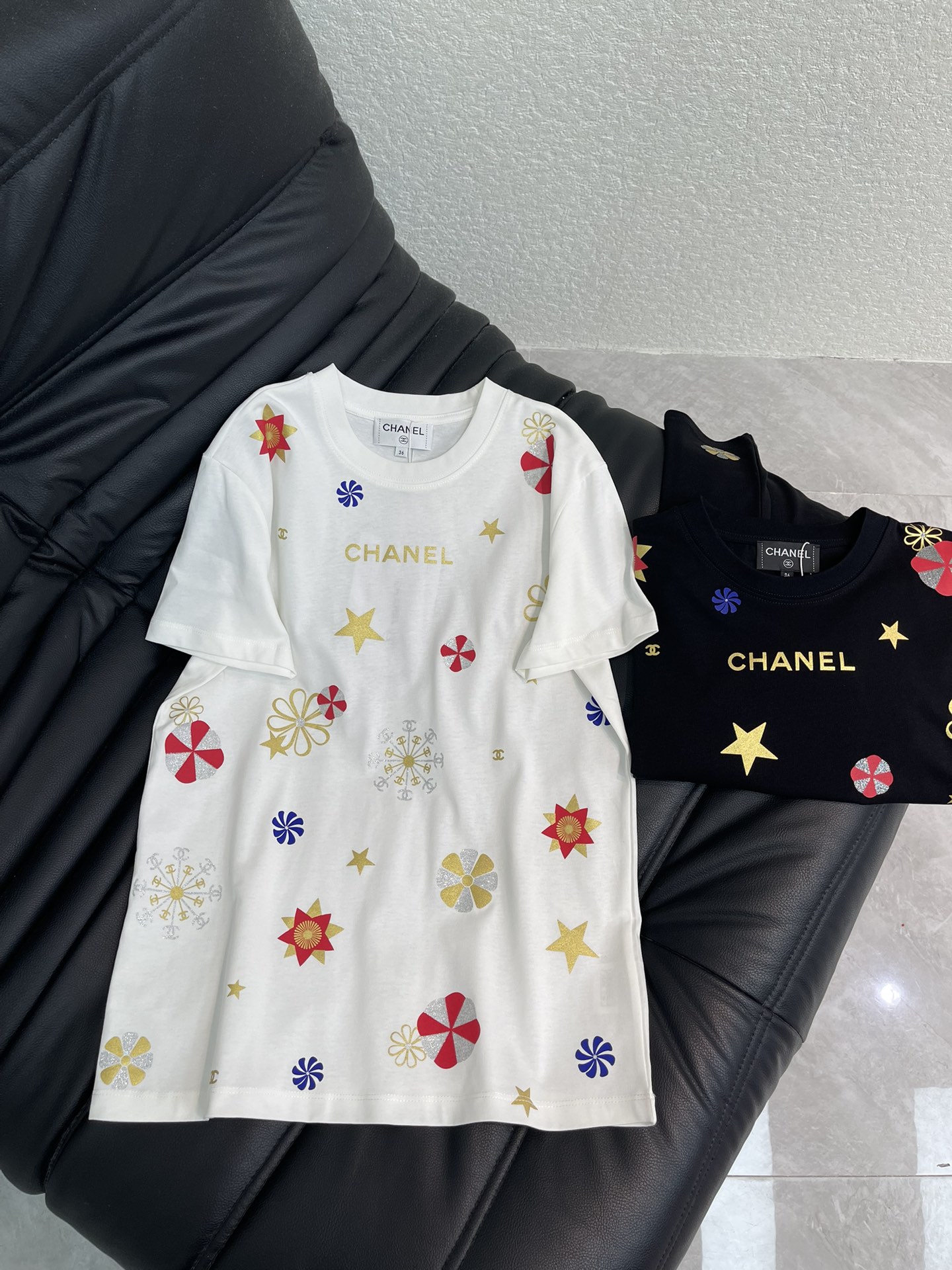 NO:663327,Chane*26 new spring and summer atmosphere colorful printed short-sleeved T-shirt. Customized YB mercerized cotton material, breathable and comfortable, comfortable to wear, regular short-sleeved T-shirt cutting, printing technology and contrasting colors are used to outline the snowflake star flower pattern on the chest. The color patterns all present the end-of-year festival atmosphere. The collar is embellished with letter logos to strengthen the brand identity. It is fashionable and suitable for layering at the end of the year. SML,,chanel,T-shirt,tees,t-shirt, 19860909Chane*26春夏新款氛围多彩印花短袖T恤.定制YB丝光全棉材质,透气舒适,穿搭舒适,常规短袖T恤裁剪,胸前利用印花工艺和撞色勾勒出雪花星星花朵图案,配色图案均呈现年末节庆氛围,领口点缀字母徽标,加强品牌标识度,穿搭洋气时尚,适配年末叠穿.SML,,chanel,T-shirt,tees，t-shirt, ,Women's clothing