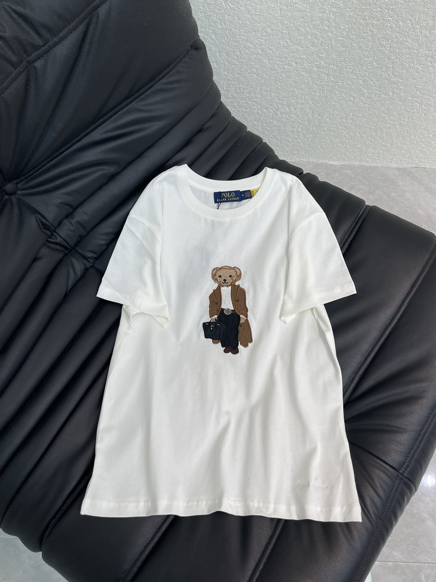 NO:663354,Ralph Laure** POLO brown coat bear embroidered short-sleeved T-shirt. Made of cotton material. The upper body is soft and comfortable. Bear embroidery technology. The QR code can be scanned. High quality. Straight version. Not picky. Can be controlled by any body shape. S-XL A,,loro piana,jackets & coats,T-shirt,tees,t-shirt, 19860909Ralph Laure**拉夫*POLO棕外套小熊刺绣短袖T恤 采用棉面料材质 上身柔软舒适 小熊刺绣工艺 二维码可扫 高品质 直筒版型 不挑人 任何身形都可以驾驭 S-XL A,,loro piana,jackets & coats,T-shirt,tees，t-shirt, ,Women's clothing