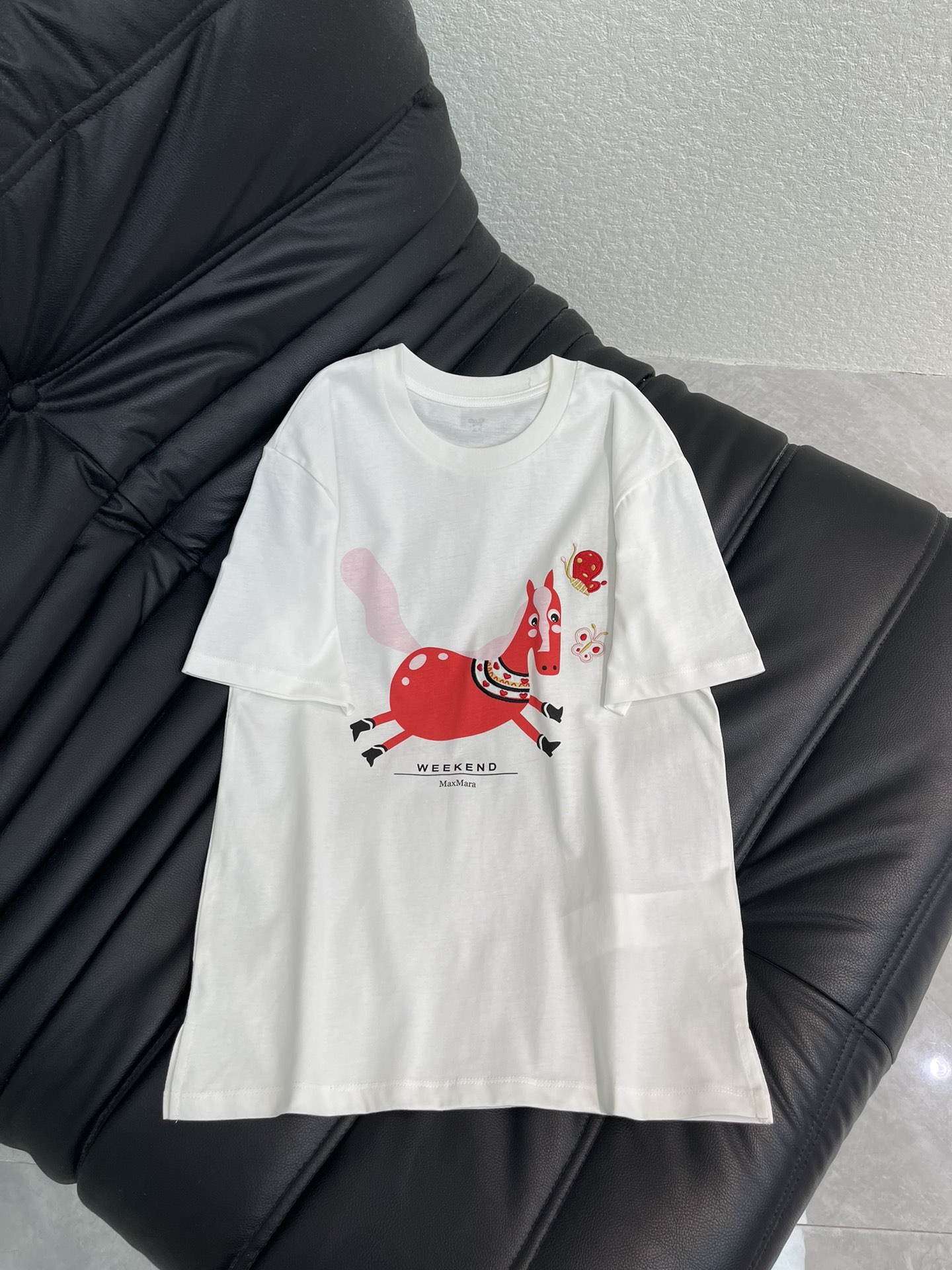 NO:665862,Weekend MaxMar*26 new spring and summer zodiac horse embroidered flower short-sleeved T-shirt. The zodiac horse pattern uses a combination of printing technology and embroidery, a classic and versatile style. Made of pure cotton, the upper body is soft and breathable. Whether it is worn casually with jeans or with a skirt to create a sophisticated feel, it can be easily adapted and easily show unique fashion taste. SML A,,skirts,jeans,T-shirt,tees,t-shirt, 19860909Weekend MaxMar*26春夏新款生肖马刺绣花短袖T恤.生肖马图案采用印花工艺和刺绣组合,经典百搭款.纯棉材质,上身柔软透气.无论是休闲搭配牛仔裤,还是搭配裙装打造精致感,都能轻松适配,轻松展现独特时尚品味.SML A,,skirts,jeans,T-shirt,tees，t-shirt, ,Women's clothing