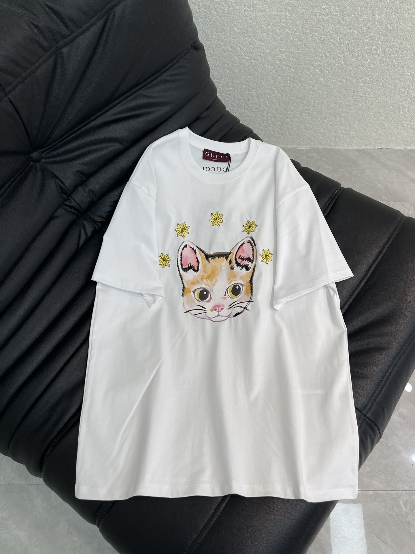 NO:663352,Gucc*26 new spring and summer embroidered printed round neck short-sleeved T-shirt. Customized YB native cotton material, breathable and comfortable, full texture, loose short-sleeved T-shirt cut, highlighting the brand style. Made of heavyweight pure cotton, full of drape. The chest is processed with printing and embroidery technology, showing a contrasting color outline of a flower pattern kitten head, strengthening the brand's artistic identity and creating a high-end fashion style. SML,, gucci, T-shirt, tees, t-shirt,  19860909Gucc*26春夏新款刺绣印花圆领短袖T恤.定制YB原生全棉材质,透气舒适,质感十足,宽松短袖T恤裁剪,凸显品牌格调,采用克重纯棉制成,垂坠感十足,胸前利用印花工艺刺绣工艺处理,呈现出撞色勾勒出花朵图案小猫头像,加强品牌艺术性标识度,打造高级时尚风格.SML,,gucci,T-shirt,tees，t-shirt, ,Women's clothing