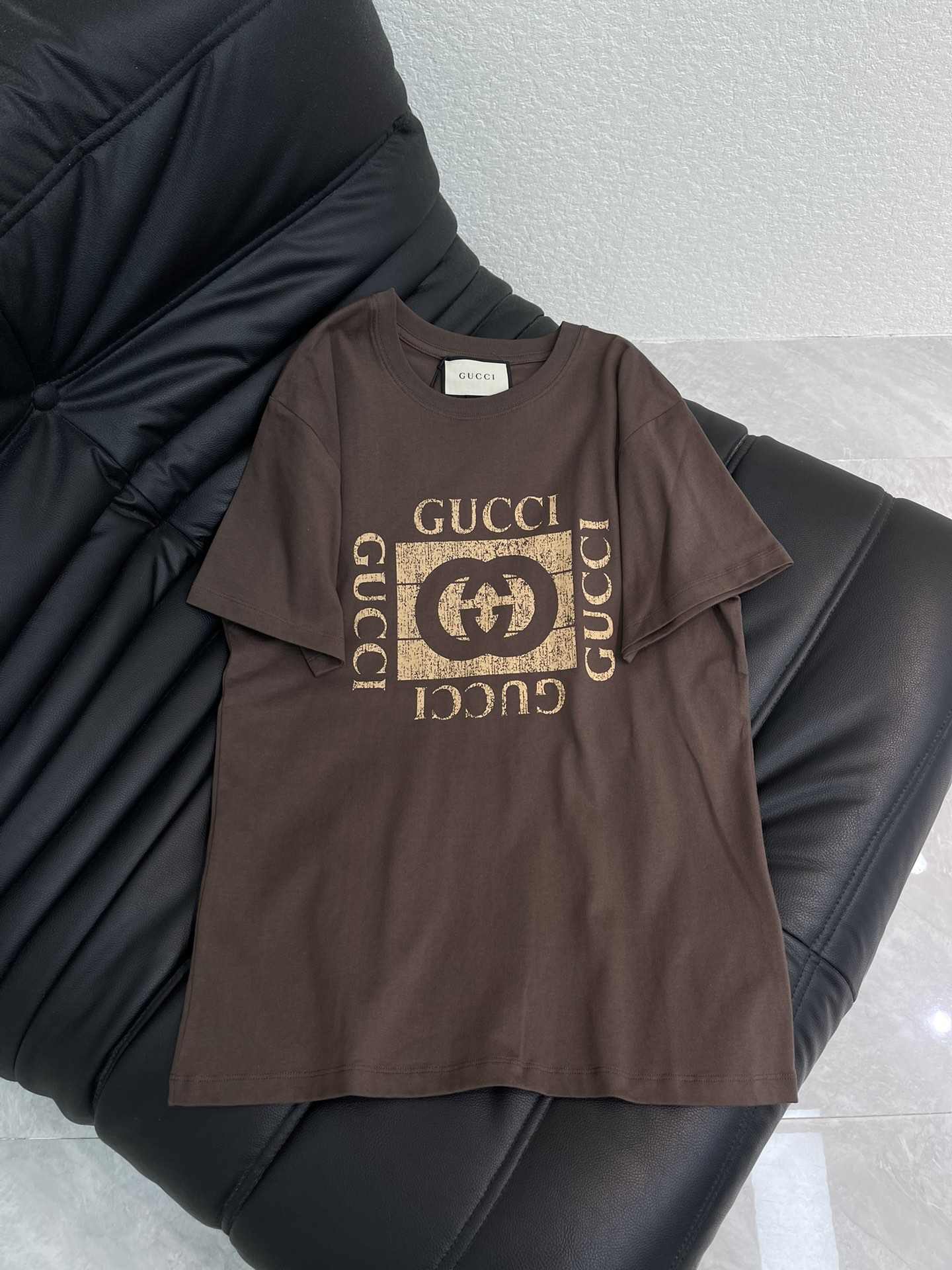 NO:665843,Gucc*26 new spring and summer double G letter printed short-sleeved T-shirt. Pure cotton fabric. Loose fit. High-density fashionable sports style. Every daily wear. Playful and age-reducing design elements full of vitality. High quality. Sizes SML, gucci, T-shirt, tees, t-shirt,  19860909Gucc*26春夏新款双G字母印花短袖T恤 纯棉面料 宽松版型 高密度时髦运动风 每个日常的穿搭 俏皮减龄充满元气的设计元素 高品质 尺码SML,,gucci,T-shirt,tees，t-shirt, ,Women's clothing
