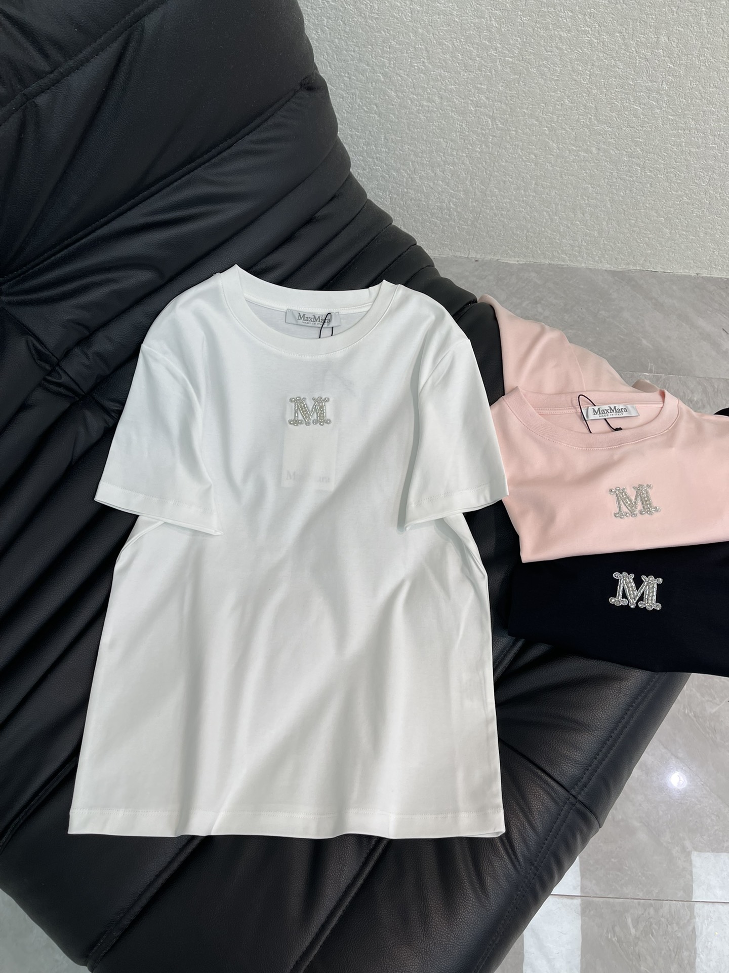 NO:663373,Max*26 new spring and summer round neck beaded short-sleeved T-shirt. Customized YB twill cotton material. Breathable and comfortable, full of texture. Slim-fitting short-sleeved T-shirt cut to highlight the brand style. Slightly stretchy to present a slimming visual effect. Beaded pattern on the chest. Classic color matching of black and white to create a personalized style. Full of creativity. The brand's advanced design sense is full. It is stylish when worn alone. Customized surface accessories. High version SML  A,,T-shirt,tees,t-shirt, 19860909Max*26春夏新款圆领订珠短袖T恤 定制YB斜纹全棉材质 透气舒适 质感十足 修身短袖T恤裁剪 凸显品牌格调 略带有弹力 呈现显瘦视觉效果 胸前订珠图案 黑白粉经典配色打造个性风格 充满创意 品牌高级设计感拉满 单穿内搭都出彩时髦 定制面辅料 高版本SML A,,T-shirt,tees，t-shirt, ,Women's clothing