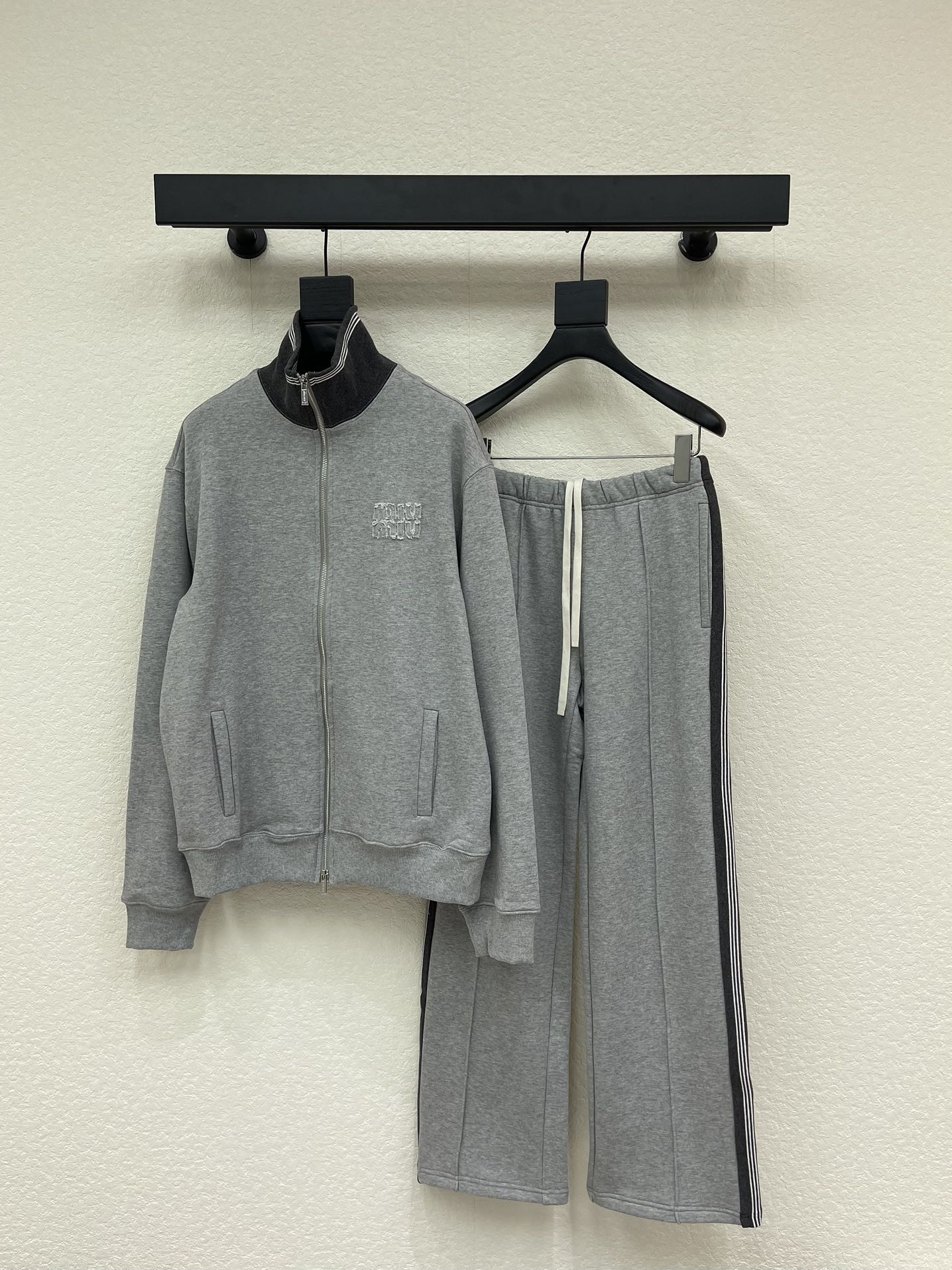 NO:663380,Coat and trousers Miumi*26 early spring new lapel zipper jacket jacket and trousers suit. Customized YB twill cotton material, comfortable texture, crisp and stylish to wear, stand-up lapel zipper open jacket style, dark gray contrasting color on the collar and light gray on the body, straight with the same series  The dark gray webbing on the outside of the drawstring wide-leg trousers forms an echo between the upper and lower parts. The complete upper body shows personality and a sense of relaxation. The letter logo on the chest is decorated to enhance the brand style and is the best choice for daily casual wear. SML,,miumiu,jackets  & coats,jackets & coats, 19860909外套长裤Miumi*26早春新款翻领拉链夹克外套长裤套装.定制YB斜纹全棉材质,质感舒适,穿搭挺括有型,立翻领拉链开襟外套版型,领边深灰撞色大身浅灰,与同系列直筒抽绳阔腿长裤的外侧深灰色织带,形成上下呼应,成套上身穿出个性和松弛感,胸前字母徽标装点,提升品牌格调,日常休闲穿搭的不二之选.SML,,miumiu,jackets & coats,jackets & coats, ,Women's clothing