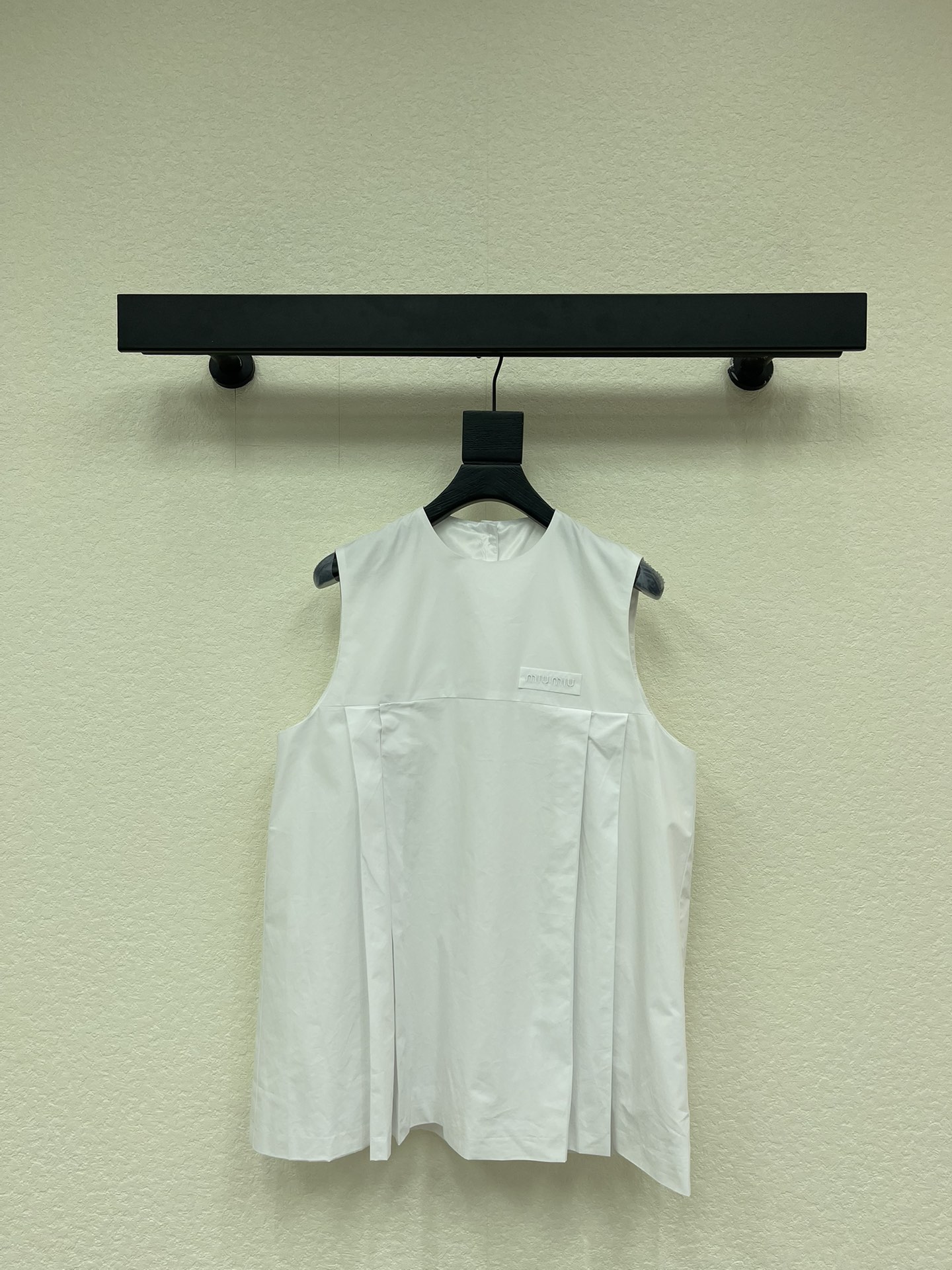 NO:663359,*26 new white sleeveless vest dress for early spring. This white shirt dress is inspired by baby doll skirt, made of pure cotton poplin, light and breathable, perfect for spring and summer! Loose silhouette + pleated details, playful and layered. SML,,skirts,shirts, 19860909*26早春新款白色无袖背心连衣裙.这款白色衬衫裙灵感来自娃娃裙,采用纯棉府绸,轻盈透气超适合春夏!宽松廓形+褶皱细节,俏皮又有层次感.SML,,skirts,shirts, ,Women's clothing