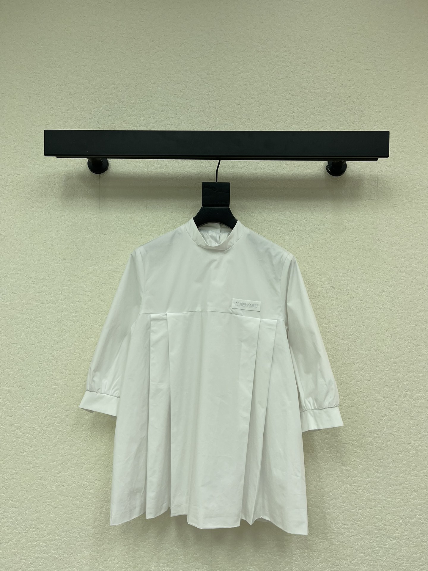 NO:663353,*26 New white shirt half-sleeved dress for early spring. This white shirt dress is inspired by baby doll skirts and is made of pure cotton poplin. It is light and breathable and perfect for spring and summer! Loose silhouette + pleated details, playful and layered. SML,,skirts,shirts, 19860909*26早春新款白色衬衫半袖连衣裙.这款白色衬衫裙灵感来自娃娃裙,采用纯棉府绸,轻盈透气超适合春夏!宽松廓形+褶皱细节,俏皮又有层次感.SML,,skirts,shirts, ,Women's clothing