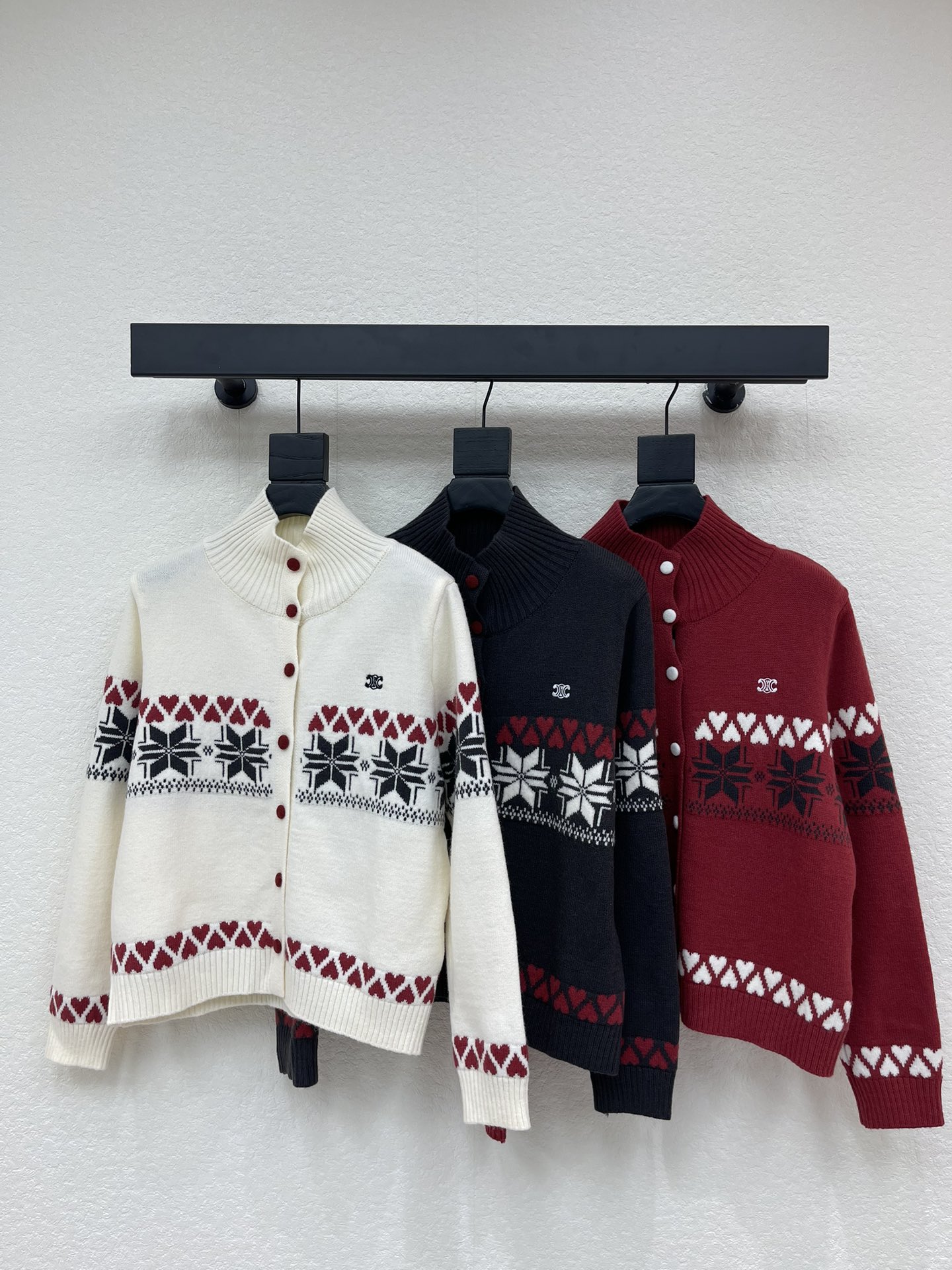 NO:665846,CELIN* new fall and winter love snowflake round neck long-sleeved knitted cardigan!  Customized wool knitted material, soft and delicate, with comfortable texture, stand-up collar cardigan cut, all-over threaded elastic wrap to keep warm, one side of the chest is decorated with the Arc de Triomphe iconic logo to show the brand's tone, all-over geometric patterns and love crochets are arranged horizontally, stripes and contrasting colors are combined into a snowflake winter design, which enriches the visual effect and adds a sense of literature and art. The upper body is simple and advanced, full of foreign style!  SML,,celine, 19860909CELIN*秋冬新款爱心雪花圆领长袖针织开衫！定制羊毛针织材质,柔软细腻,质感舒适,立领开衫剪裁,通体螺纹包边弹力裹举报更保暖,单侧胸口凯旋门标志性徽标装饰,展现品牌调性,通体几何图案爱心钩花横向排列,条纹撞色组合成雪花冬日感设计,丰富视觉效果,增加文艺感,上身尽显简约高级,洋气十足！SML,,celine, ,Women's clothing